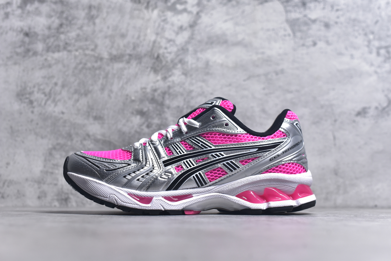 #ASICS GEL-KAYANO 14 亚瑟士K14系列户外复古潮流百搭织物合成革缓震休闲跑步鞋 原装纸板楦头开发 独家私模五层组合大底 原厂定制缓震硅胶加持 原盒原配 官方四联吊牌 原装Ortholite轻量化鞋垫 设计师 Hidenori Yamashita 以「Flash」一词为灵感 创造出未来感金属色鞋面 改造升级内在性能 由内而外全面革新 为 GEL-KAYANO 家族传承及经典跑鞋文化的延续 创下里程碑式作品 K14跑鞋重新诠释了复古的跑步形状 并以其 2000 年代后期的美学理念重新铺装 银色与蓝色的鞋面极为高档 网面铺陈与鞋面、鞋头多处细节位增添了透气性 鞋后跟部中底上以及多密度耐磨鞋底增加了 GEL 缓震胶 提供高抗冲击性、缓冲性、可保护脚部免受地面冲击的影响 穿着舒适性十足 实拍调校N版已经零色差零失真 百分百还原实物色彩所见即所得 不存在货不对板色差等低级问题 选购参考实物拍摄 不混卖不参货 只用心做好货严格选品 承诺混一赔十 尺码：35.5-46-选品中心