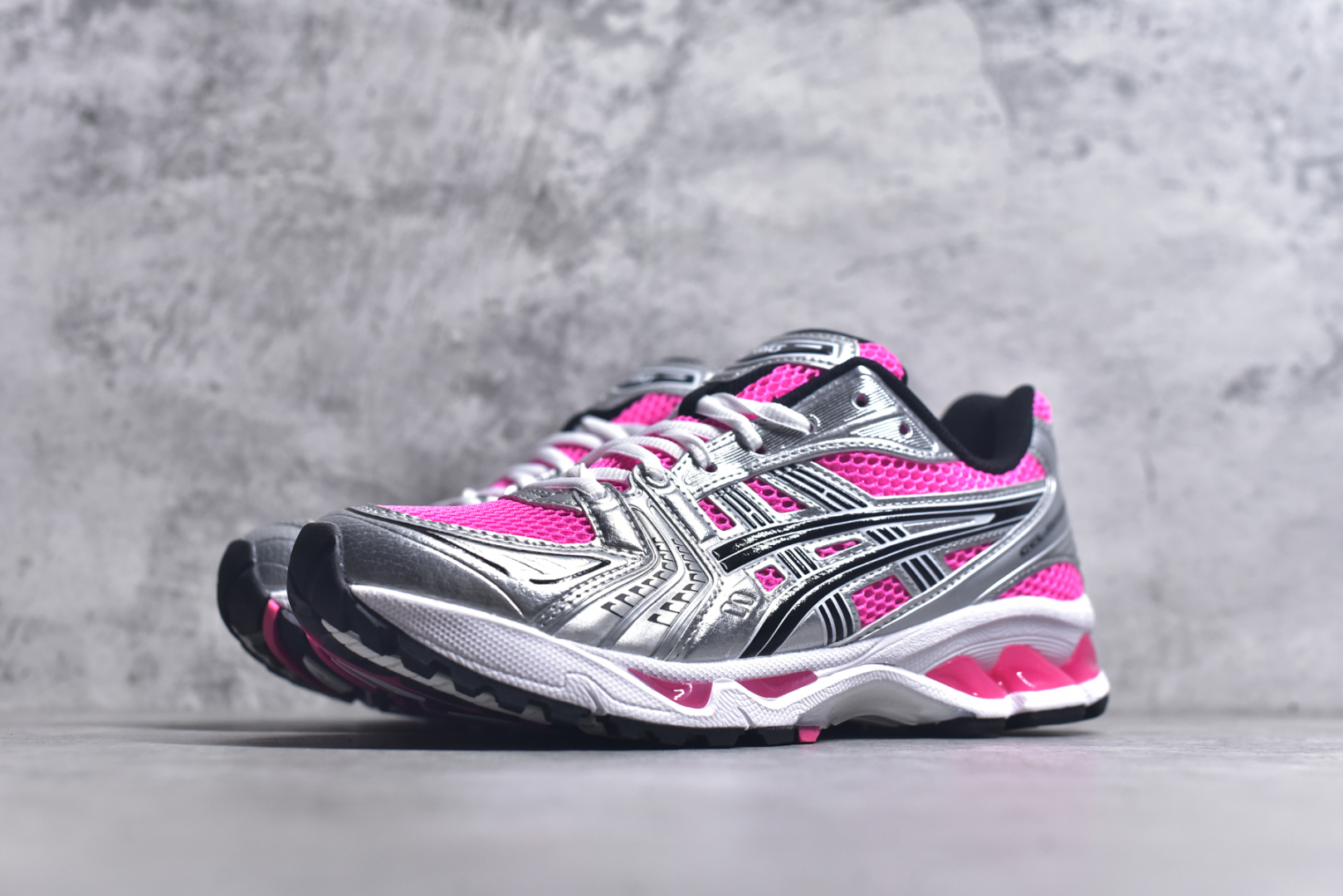 图片[2]-#ASICS GEL-KAYANO 14 亚瑟士K14系列户外复古潮流百搭织物合成革缓震休闲跑步鞋 原装纸板楦头开发 独家私模五层组合大底 原厂定制缓震硅胶加持 原盒原配 官方四联吊牌 原装Ortholite轻量化鞋垫 设计师 Hidenori Yamashita 以「Flash」一词为灵感 创造出未来感金属色鞋面 改造升级内在性能 由内而外全面革新 为 GEL-KAYANO 家族传承及经典跑鞋文化的延续 创下里程碑式作品 K14跑鞋重新诠释了复古的跑步形状 并以其 2000 年代后期的美学理念重新铺装 银色与蓝色的鞋面极为高档 网面铺陈与鞋面、鞋头多处细节位增添了透气性 鞋后跟部中底上以及多密度耐磨鞋底增加了 GEL 缓震胶 提供高抗冲击性、缓冲性、可保护脚部免受地面冲击的影响 穿着舒适性十足 实拍调校N版已经零色差零失真 百分百还原实物色彩所见即所得 不存在货不对板色差等低级问题 选购参考实物拍摄 不混卖不参货 只用心做好货严格选品 承诺混一赔十 尺码：35.5-46-选品中心