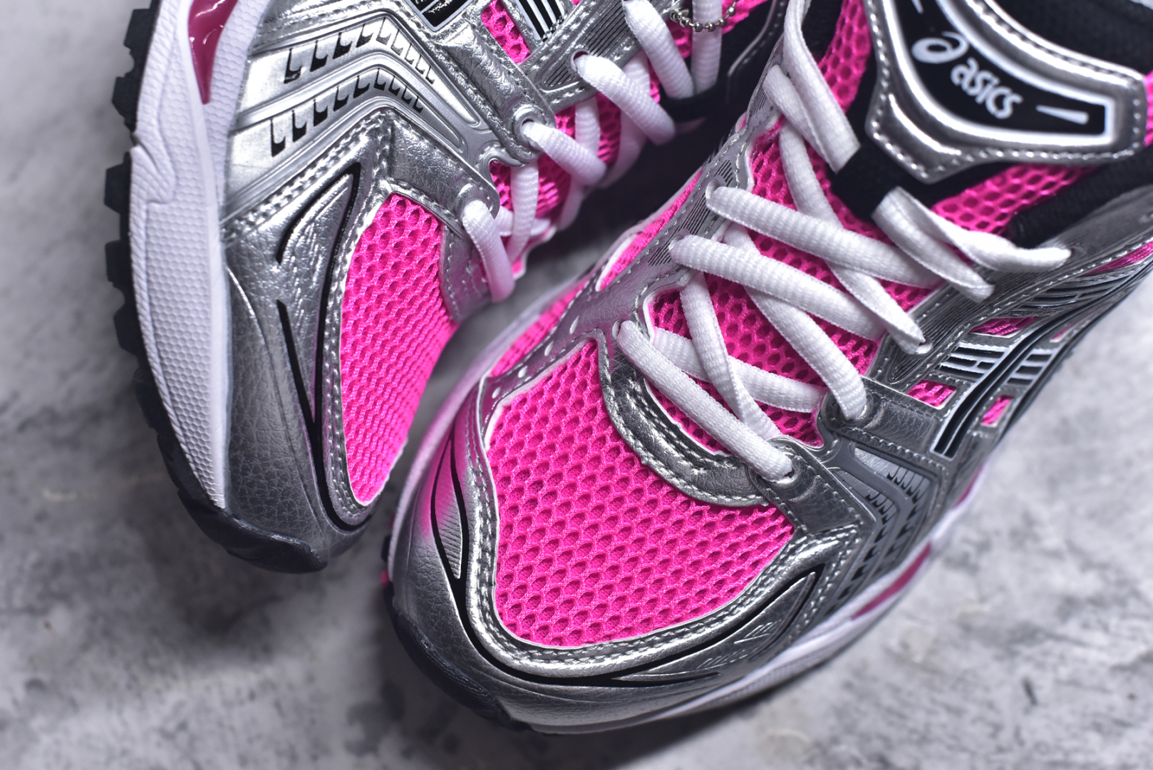 图片[8]-#ASICS GEL-KAYANO 14 亚瑟士K14系列户外复古潮流百搭织物合成革缓震休闲跑步鞋 原装纸板楦头开发 独家私模五层组合大底 原厂定制缓震硅胶加持 原盒原配 官方四联吊牌 原装Ortholite轻量化鞋垫 设计师 Hidenori Yamashita 以「Flash」一词为灵感 创造出未来感金属色鞋面 改造升级内在性能 由内而外全面革新 为 GEL-KAYANO 家族传承及经典跑鞋文化的延续 创下里程碑式作品 K14跑鞋重新诠释了复古的跑步形状 并以其 2000 年代后期的美学理念重新铺装 银色与蓝色的鞋面极为高档 网面铺陈与鞋面、鞋头多处细节位增添了透气性 鞋后跟部中底上以及多密度耐磨鞋底增加了 GEL 缓震胶 提供高抗冲击性、缓冲性、可保护脚部免受地面冲击的影响 穿着舒适性十足 实拍调校N版已经零色差零失真 百分百还原实物色彩所见即所得 不存在货不对板色差等低级问题 选购参考实物拍摄 不混卖不参货 只用心做好货严格选品 承诺混一赔十 尺码：35.5-46-选品中心