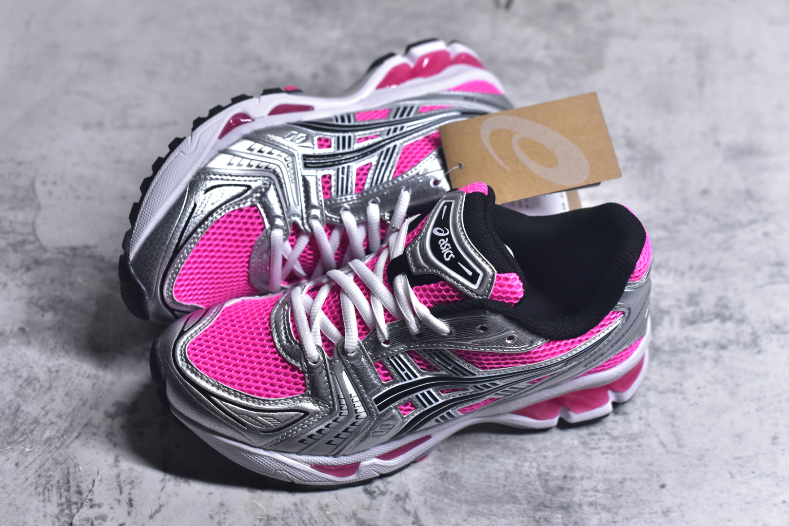 图片[7]-#ASICS GEL-KAYANO 14 亚瑟士K14系列户外复古潮流百搭织物合成革缓震休闲跑步鞋 原装纸板楦头开发 独家私模五层组合大底 原厂定制缓震硅胶加持 原盒原配 官方四联吊牌 原装Ortholite轻量化鞋垫 设计师 Hidenori Yamashita 以「Flash」一词为灵感 创造出未来感金属色鞋面 改造升级内在性能 由内而外全面革新 为 GEL-KAYANO 家族传承及经典跑鞋文化的延续 创下里程碑式作品 K14跑鞋重新诠释了复古的跑步形状 并以其 2000 年代后期的美学理念重新铺装 银色与蓝色的鞋面极为高档 网面铺陈与鞋面、鞋头多处细节位增添了透气性 鞋后跟部中底上以及多密度耐磨鞋底增加了 GEL 缓震胶 提供高抗冲击性、缓冲性、可保护脚部免受地面冲击的影响 穿着舒适性十足 实拍调校N版已经零色差零失真 百分百还原实物色彩所见即所得 不存在货不对板色差等低级问题 选购参考实物拍摄 不混卖不参货 只用心做好货严格选品 承诺混一赔十 尺码：35.5-46-选品中心