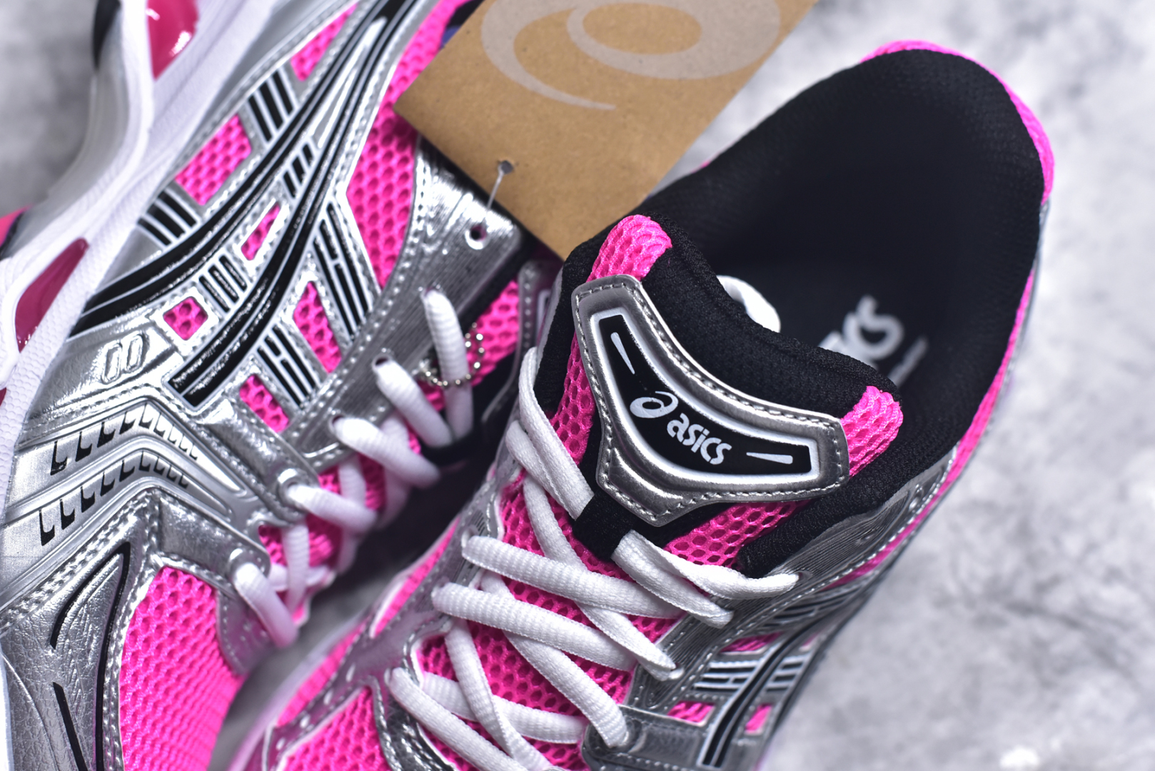 图片[9]-#ASICS GEL-KAYANO 14 亚瑟士K14系列户外复古潮流百搭织物合成革缓震休闲跑步鞋 原装纸板楦头开发 独家私模五层组合大底 原厂定制缓震硅胶加持 原盒原配 官方四联吊牌 原装Ortholite轻量化鞋垫 设计师 Hidenori Yamashita 以「Flash」一词为灵感 创造出未来感金属色鞋面 改造升级内在性能 由内而外全面革新 为 GEL-KAYANO 家族传承及经典跑鞋文化的延续 创下里程碑式作品 K14跑鞋重新诠释了复古的跑步形状 并以其 2000 年代后期的美学理念重新铺装 银色与蓝色的鞋面极为高档 网面铺陈与鞋面、鞋头多处细节位增添了透气性 鞋后跟部中底上以及多密度耐磨鞋底增加了 GEL 缓震胶 提供高抗冲击性、缓冲性、可保护脚部免受地面冲击的影响 穿着舒适性十足 实拍调校N版已经零色差零失真 百分百还原实物色彩所见即所得 不存在货不对板色差等低级问题 选购参考实物拍摄 不混卖不参货 只用心做好货严格选品 承诺混一赔十 尺码：35.5-46-选品中心
