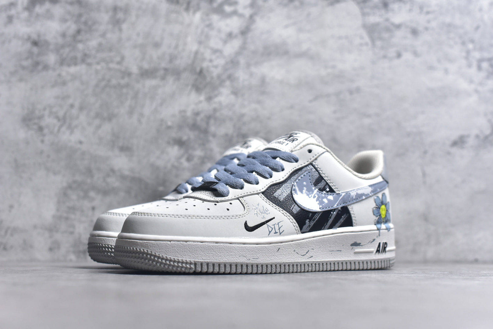 图片[2]-#Nike Air Force 1\’07 Low \”Little Blue Flower\” 520系列限定 小蓝花 空军一号低帮休闲板鞋 FB1893-888 #在一面洁白的鞋子上，绽放着一朵充满生机的小蓝花涂鸦。它的花瓣线条简洁流畅，仿佛是用最纯粹的童真勾勒而成，每一笔都透露着自由与随性。花心处，几笔简单的勾勒却仿佛蕴含着无尽的神秘，像是藏着一个只属于小蓝花的秘密花园 尺码：36 36.5 37.5 38 38.5 39 40 40.5 41 42 42.5 43 44 44.5 45 9.D4-选品中心
