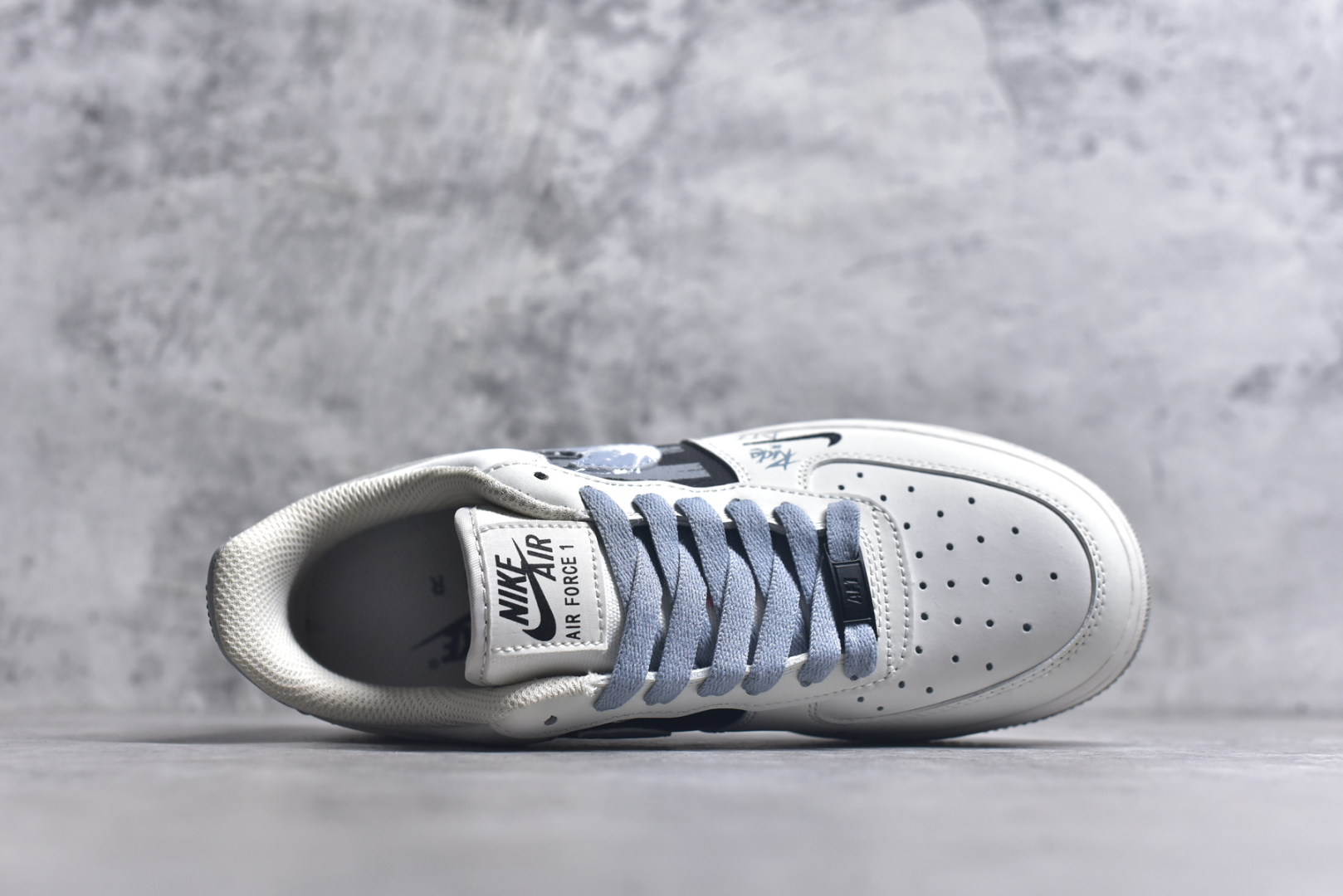 图片[4]-#Nike Air Force 1\’07 Low \”Little Blue Flower\” 520系列限定 小蓝花 空军一号低帮休闲板鞋 FB1893-888 #在一面洁白的鞋子上，绽放着一朵充满生机的小蓝花涂鸦。它的花瓣线条简洁流畅，仿佛是用最纯粹的童真勾勒而成，每一笔都透露着自由与随性。花心处，几笔简单的勾勒却仿佛蕴含着无尽的神秘，像是藏着一个只属于小蓝花的秘密花园 尺码：36 36.5 37.5 38 38.5 39 40 40.5 41 42 42.5 43 44 44.5 45 9.D4-选品中心