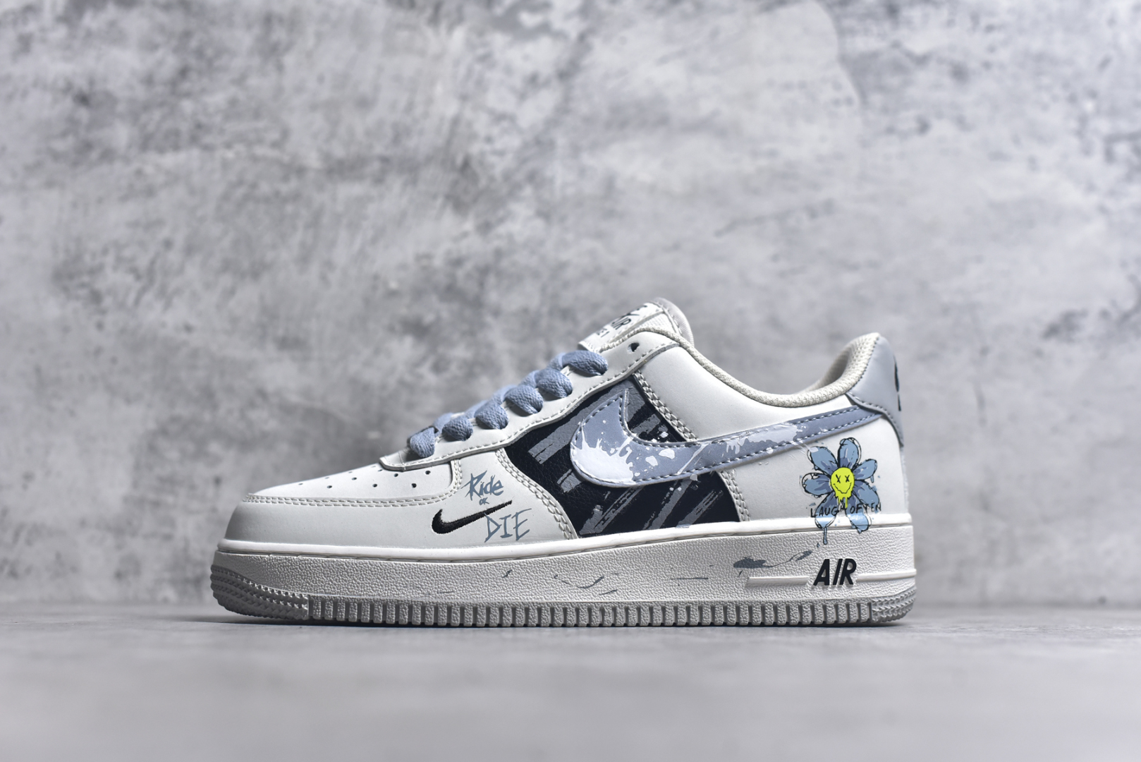 #Nike Air Force 1\’07 Low \”Little Blue Flower\” 520系列限定 小蓝花 空军一号低帮休闲板鞋 FB1893-888 #在一面洁白的鞋子上，绽放着一朵充满生机的小蓝花涂鸦。它的花瓣线条简洁流畅，仿佛是用最纯粹的童真勾勒而成，每一笔都透露着自由与随性。花心处，几笔简单的勾勒却仿佛蕴含着无尽的神秘，像是藏着一个只属于小蓝花的秘密花园 尺码：36 36.5 37.5 38 38.5 39 40 40.5 41 42 42.5 43 44 44.5 45 9.D4-选品中心