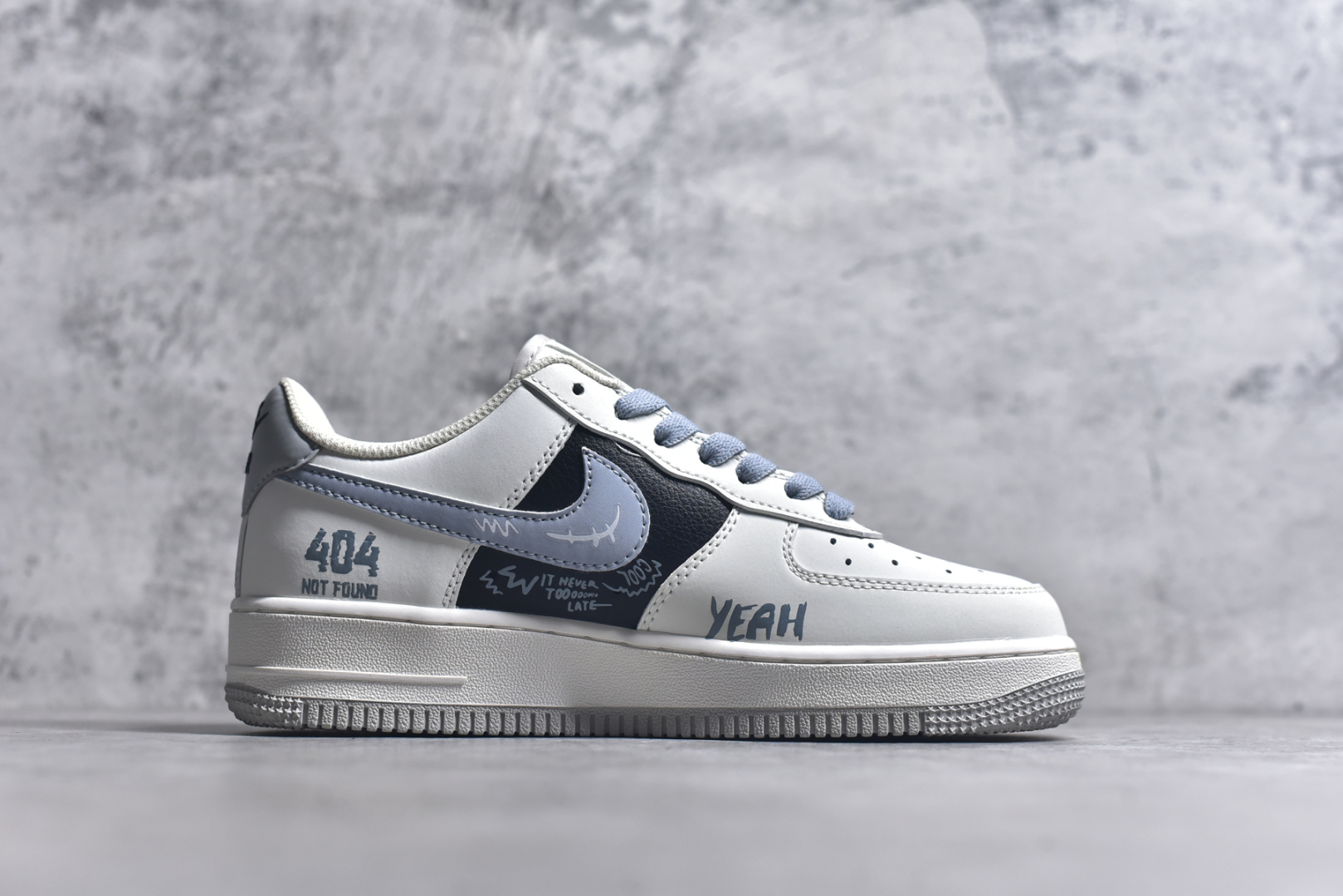 图片[3]-#Nike Air Force 1\’07 Low \”Little Blue Flower\” 520系列限定 小蓝花 空军一号低帮休闲板鞋 FB1893-888 #在一面洁白的鞋子上，绽放着一朵充满生机的小蓝花涂鸦。它的花瓣线条简洁流畅，仿佛是用最纯粹的童真勾勒而成，每一笔都透露着自由与随性。花心处，几笔简单的勾勒却仿佛蕴含着无尽的神秘，像是藏着一个只属于小蓝花的秘密花园 尺码：36 36.5 37.5 38 38.5 39 40 40.5 41 42 42.5 43 44 44.5 45 9.D4-选品中心