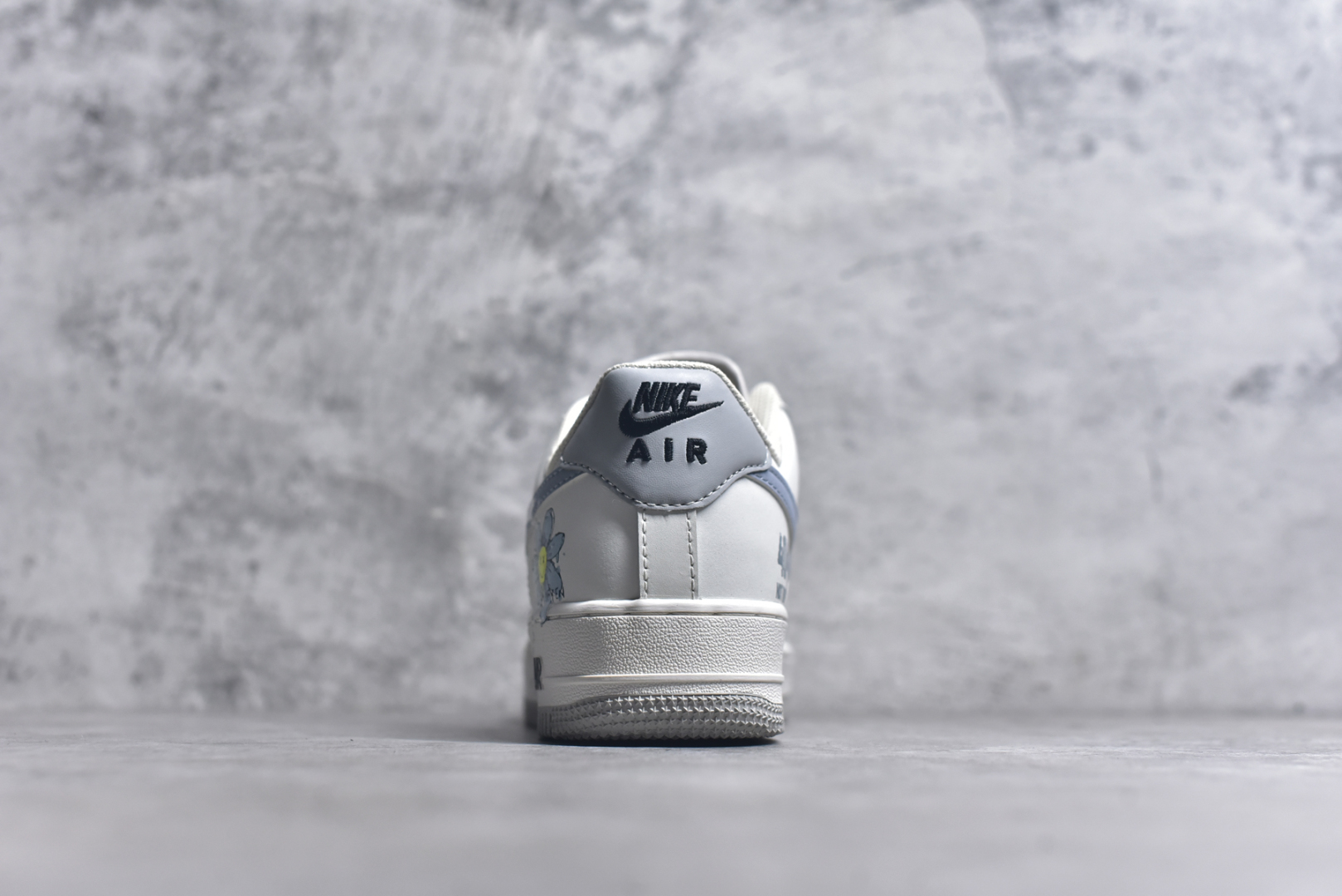 图片[5]-#Nike Air Force 1\’07 Low \”Little Blue Flower\” 520系列限定 小蓝花 空军一号低帮休闲板鞋 FB1893-888 #在一面洁白的鞋子上，绽放着一朵充满生机的小蓝花涂鸦。它的花瓣线条简洁流畅，仿佛是用最纯粹的童真勾勒而成，每一笔都透露着自由与随性。花心处，几笔简单的勾勒却仿佛蕴含着无尽的神秘，像是藏着一个只属于小蓝花的秘密花园 尺码：36 36.5 37.5 38 38.5 39 40 40.5 41 42 42.5 43 44 44.5 45 9.D4-选品中心