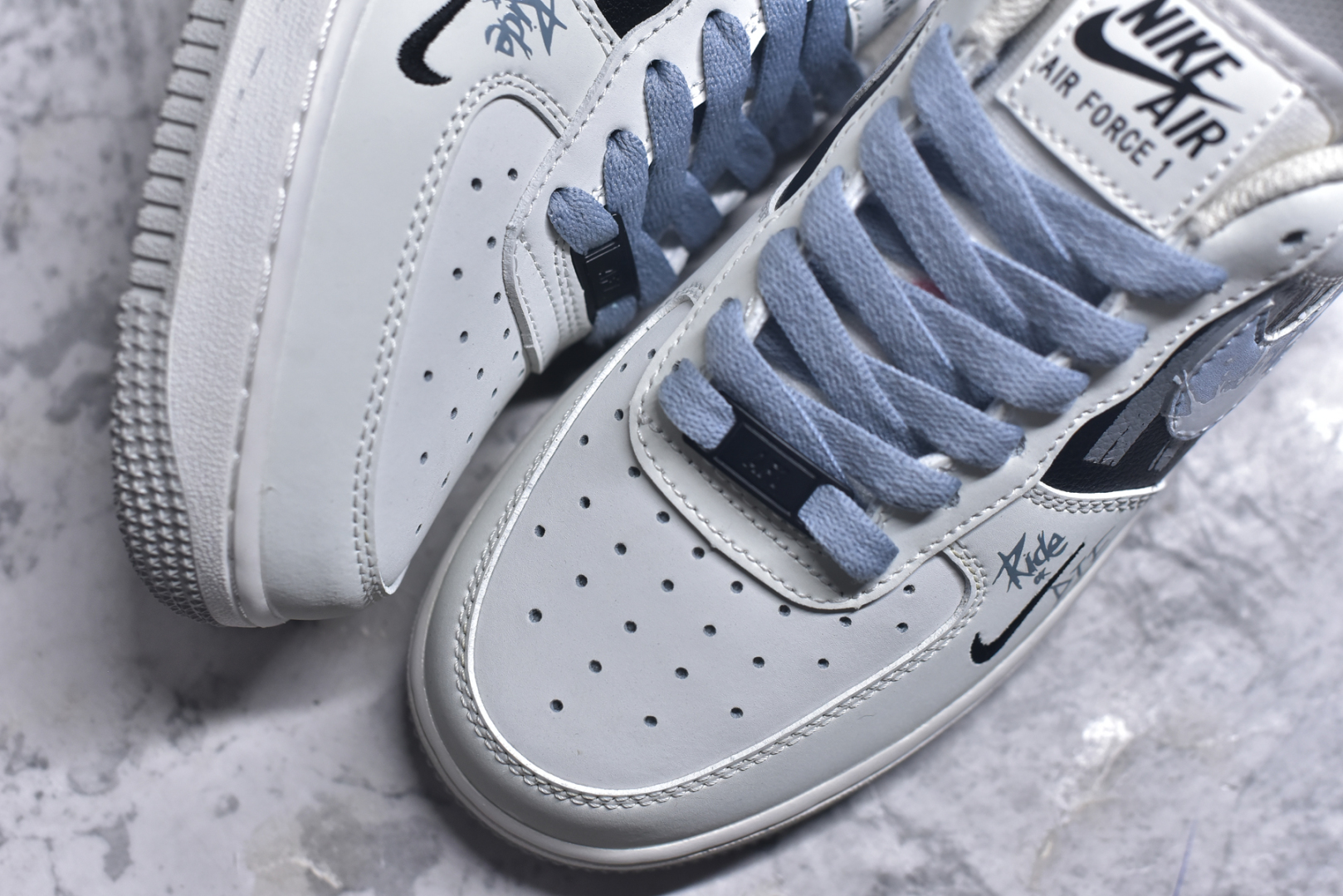 图片[8]-#Nike Air Force 1\’07 Low \”Little Blue Flower\” 520系列限定 小蓝花 空军一号低帮休闲板鞋 FB1893-888 #在一面洁白的鞋子上，绽放着一朵充满生机的小蓝花涂鸦。它的花瓣线条简洁流畅，仿佛是用最纯粹的童真勾勒而成，每一笔都透露着自由与随性。花心处，几笔简单的勾勒却仿佛蕴含着无尽的神秘，像是藏着一个只属于小蓝花的秘密花园 尺码：36 36.5 37.5 38 38.5 39 40 40.5 41 42 42.5 43 44 44.5 45 9.D4-选品中心