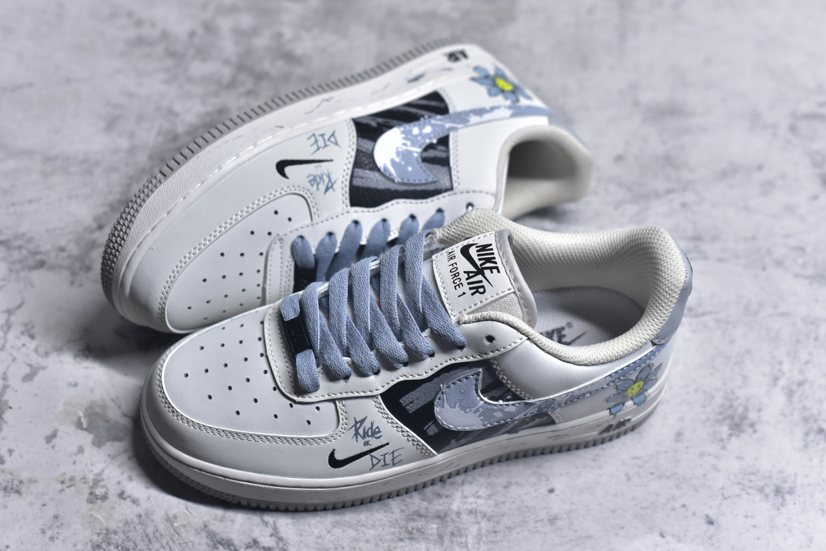 图片[7]-#Nike Air Force 1\’07 Low \”Little Blue Flower\” 520系列限定 小蓝花 空军一号低帮休闲板鞋 FB1893-888 #在一面洁白的鞋子上，绽放着一朵充满生机的小蓝花涂鸦。它的花瓣线条简洁流畅，仿佛是用最纯粹的童真勾勒而成，每一笔都透露着自由与随性。花心处，几笔简单的勾勒却仿佛蕴含着无尽的神秘，像是藏着一个只属于小蓝花的秘密花园 尺码：36 36.5 37.5 38 38.5 39 40 40.5 41 42 42.5 43 44 44.5 45 9.D4-选品中心