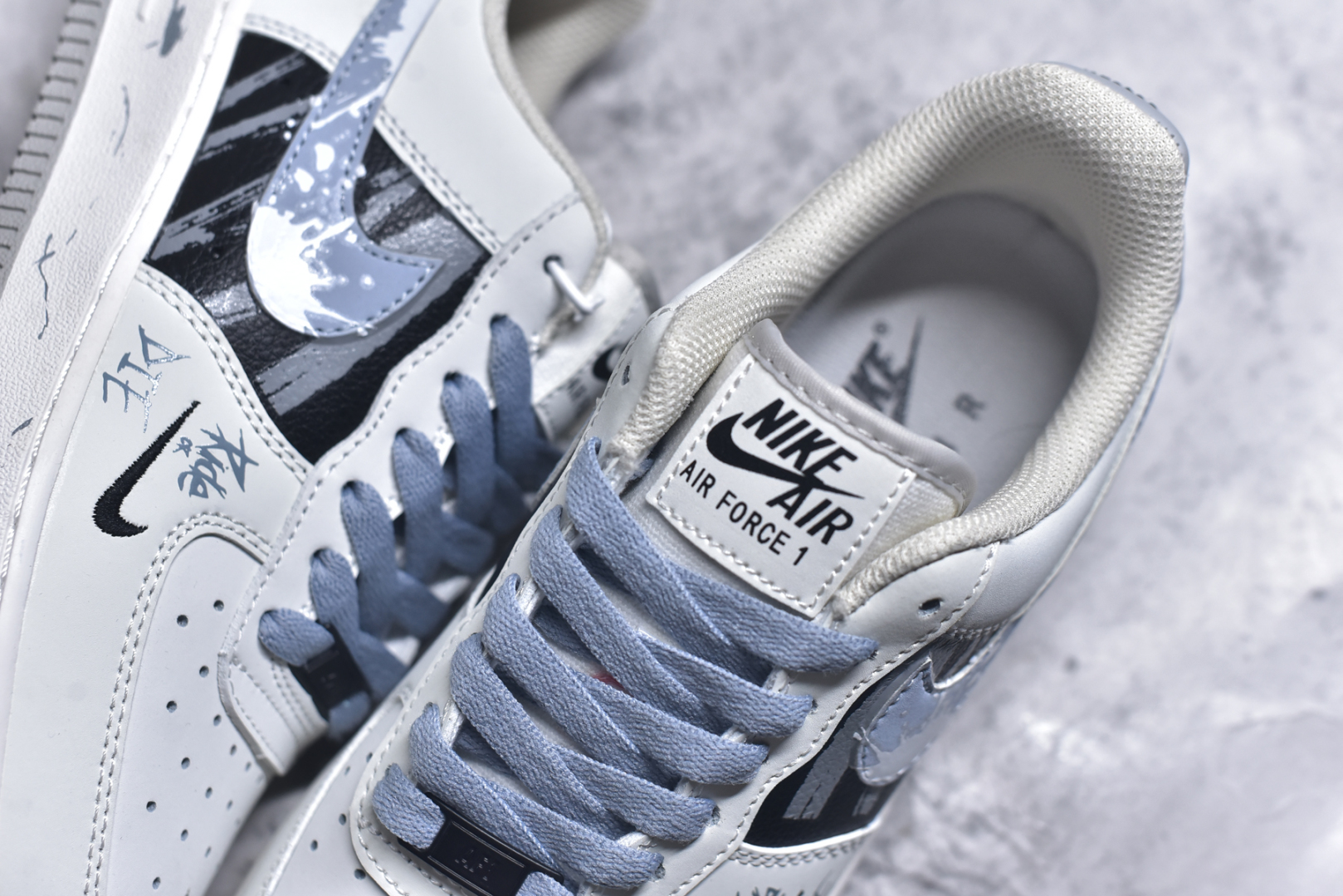 图片[9]-#Nike Air Force 1\’07 Low \”Little Blue Flower\” 520系列限定 小蓝花 空军一号低帮休闲板鞋 FB1893-888 #在一面洁白的鞋子上，绽放着一朵充满生机的小蓝花涂鸦。它的花瓣线条简洁流畅，仿佛是用最纯粹的童真勾勒而成，每一笔都透露着自由与随性。花心处，几笔简单的勾勒却仿佛蕴含着无尽的神秘，像是藏着一个只属于小蓝花的秘密花园 尺码：36 36.5 37.5 38 38.5 39 40 40.5 41 42 42.5 43 44 44.5 45 9.D4-选品中心