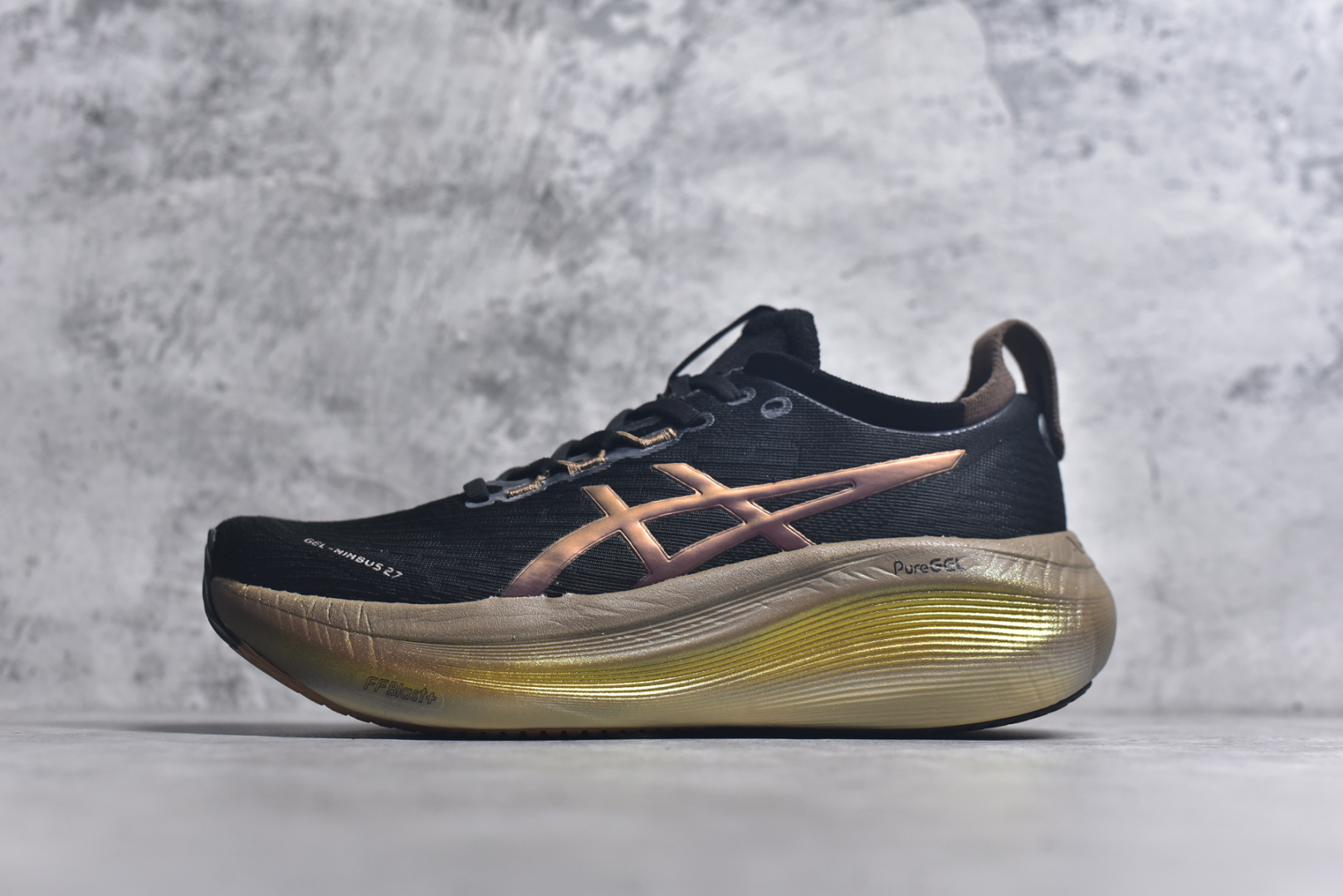#Asics GEL-Nimbus 26 亚瑟士缓震跑鞋 近年复古风潮的势头很旺 ASICS一直坚信保持身体的健康与活力是打造健康快乐的生活方式的最佳途径 ASICS为复古鞋型注入新设计 为玩家的街头穿搭提供了更多可能 GEL-NIMBUSTM9运动鞋最初是为中立和仰卧跑步者设计的长距离训练器 采用原始材料和关键细节重新设计 其Y2K时代的工业外观也被大胆的对比和色块所抵消 尺码：36 36.5 37.5 38 38.5 39 40 40.5 41.5 42 42.5 43.5 44 44.5 45-选品中心