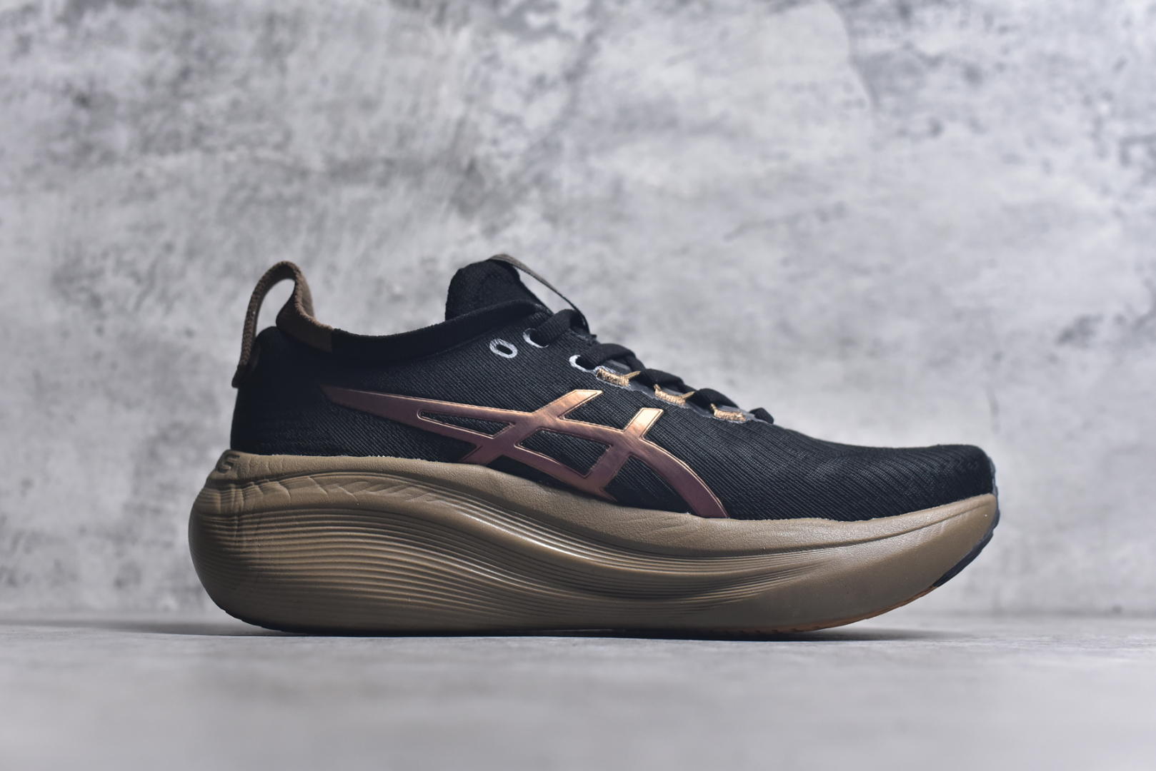 图片[3]-#Asics GEL-Nimbus 26 亚瑟士缓震跑鞋 近年复古风潮的势头很旺 ASICS一直坚信保持身体的健康与活力是打造健康快乐的生活方式的最佳途径 ASICS为复古鞋型注入新设计 为玩家的街头穿搭提供了更多可能 GEL-NIMBUSTM9运动鞋最初是为中立和仰卧跑步者设计的长距离训练器 采用原始材料和关键细节重新设计 其Y2K时代的工业外观也被大胆的对比和色块所抵消 尺码：36 36.5 37.5 38 38.5 39 40 40.5 41.5 42 42.5 43.5 44 44.5 45-选品中心