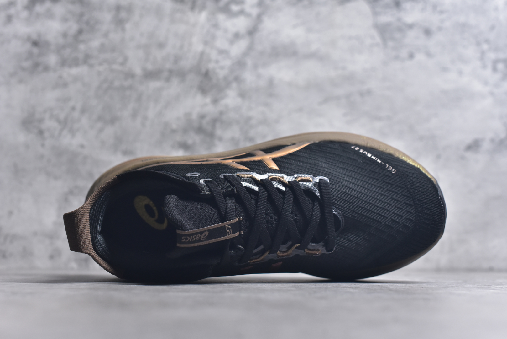 图片[4]-#Asics GEL-Nimbus 26 亚瑟士缓震跑鞋 近年复古风潮的势头很旺 ASICS一直坚信保持身体的健康与活力是打造健康快乐的生活方式的最佳途径 ASICS为复古鞋型注入新设计 为玩家的街头穿搭提供了更多可能 GEL-NIMBUSTM9运动鞋最初是为中立和仰卧跑步者设计的长距离训练器 采用原始材料和关键细节重新设计 其Y2K时代的工业外观也被大胆的对比和色块所抵消 尺码：36 36.5 37.5 38 38.5 39 40 40.5 41.5 42 42.5 43.5 44 44.5 45-选品中心