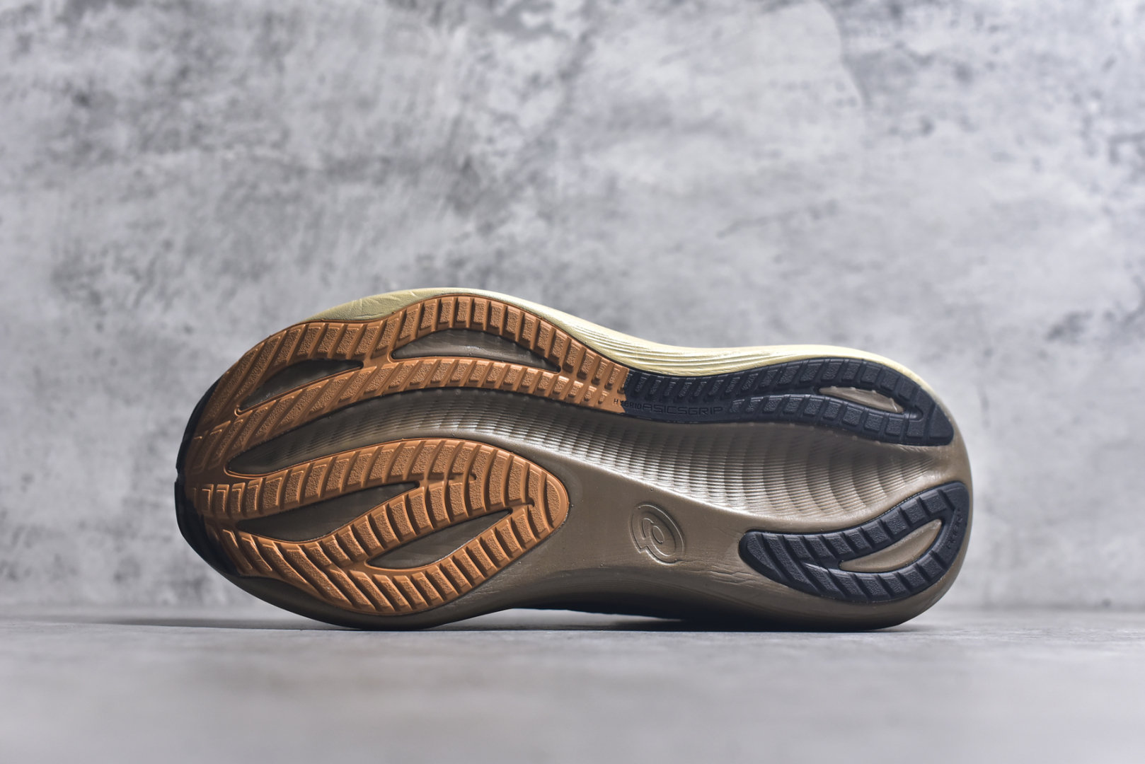 图片[6]-#Asics GEL-Nimbus 26 亚瑟士缓震跑鞋 近年复古风潮的势头很旺 ASICS一直坚信保持身体的健康与活力是打造健康快乐的生活方式的最佳途径 ASICS为复古鞋型注入新设计 为玩家的街头穿搭提供了更多可能 GEL-NIMBUSTM9运动鞋最初是为中立和仰卧跑步者设计的长距离训练器 采用原始材料和关键细节重新设计 其Y2K时代的工业外观也被大胆的对比和色块所抵消 尺码：36 36.5 37.5 38 38.5 39 40 40.5 41.5 42 42.5 43.5 44 44.5 45-选品中心