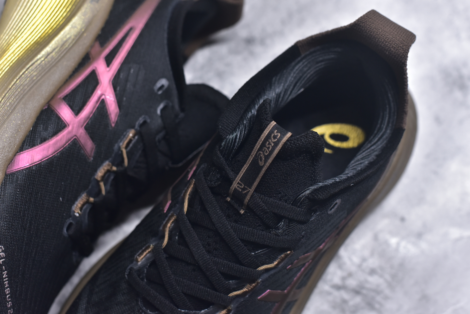 图片[9]-#Asics GEL-Nimbus 26 亚瑟士缓震跑鞋 近年复古风潮的势头很旺 ASICS一直坚信保持身体的健康与活力是打造健康快乐的生活方式的最佳途径 ASICS为复古鞋型注入新设计 为玩家的街头穿搭提供了更多可能 GEL-NIMBUSTM9运动鞋最初是为中立和仰卧跑步者设计的长距离训练器 采用原始材料和关键细节重新设计 其Y2K时代的工业外观也被大胆的对比和色块所抵消 尺码：36 36.5 37.5 38 38.5 39 40 40.5 41.5 42 42.5 43.5 44 44.5 45-选品中心
