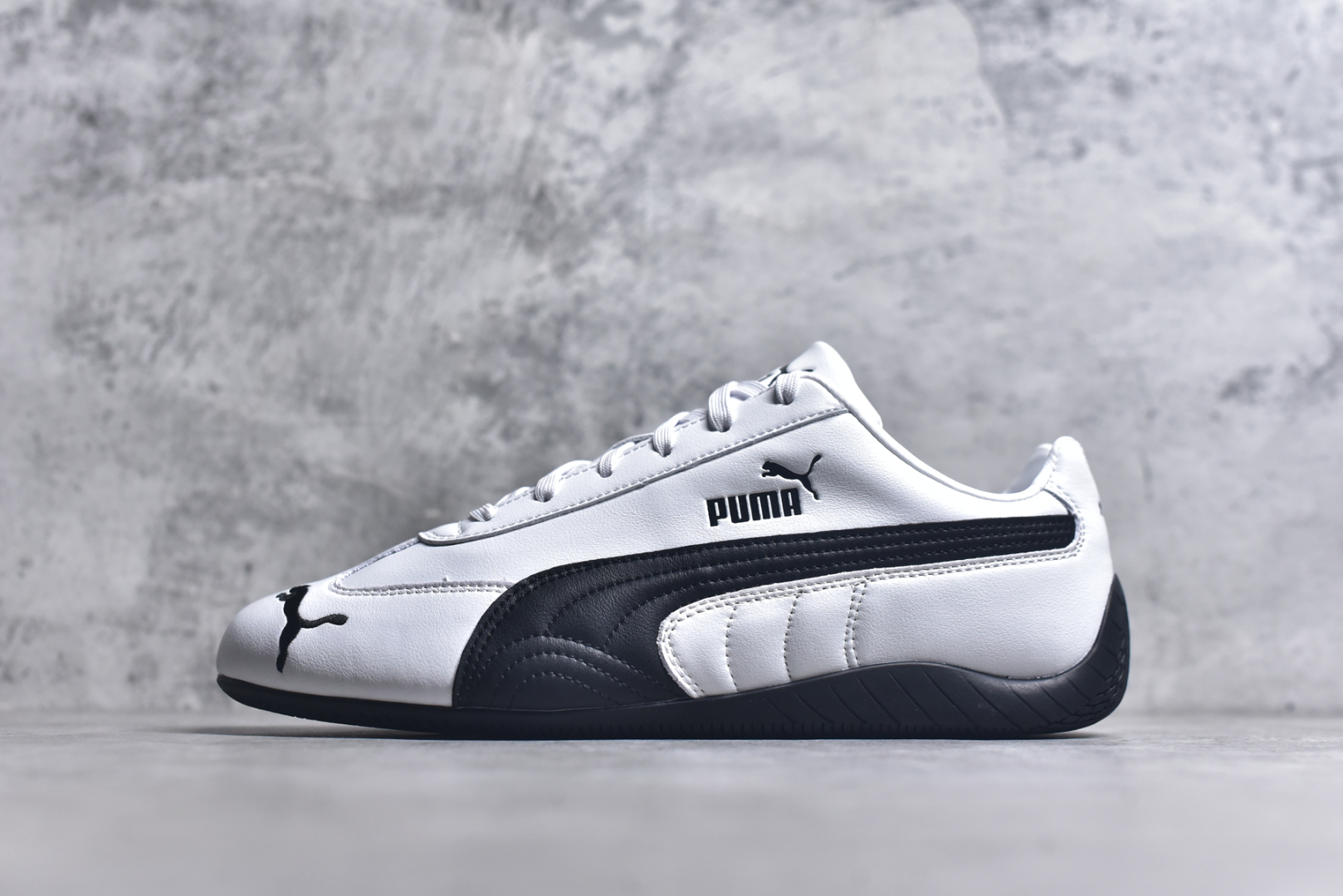 #PUMA Speedca OG 彪马极速赛车系列低帮德训风拼接复古百搭休闲运动赛车鞋 鞋款从80、90年代赛车手所穿的防火赛车鞋为原型，鞋身线条模仿了赛车的流线廓形，体现了空气动力学原理的结构。简约流畅的外观，恰好又和贯穿其中的Formstrip Logo融合恰到好处，视觉上细节丰富且协调。本次Speedcat OG鞋款归来，最大看点自然式保留了窄版鞋型以及薄底构造。这两年各品牌鞋底越做越厚，Speedcat反其道而行之，上脚几乎无鞋底的效果带来耳目一新的视觉体验。鞋面依旧是以质感细腻的麂皮材质打造，并且大面积近乎全包裹的使用，复古味道也愈发浓烈。配色上更是将最原始的黑色和红色带回，向F1赛车队的标志性队服致敬。相信让各位一眼种草的更多是出挑的大红色，上脚即可瞬间点亮整体造型，在以球鞋为核心的OOTD中脱颖而出。而另一款黑色则是低调的万金油，彰显新潮个性的同时又不喧宾夺主，也是热爱简约系穿搭朋友的首选。 尺码：36-45-选品中心