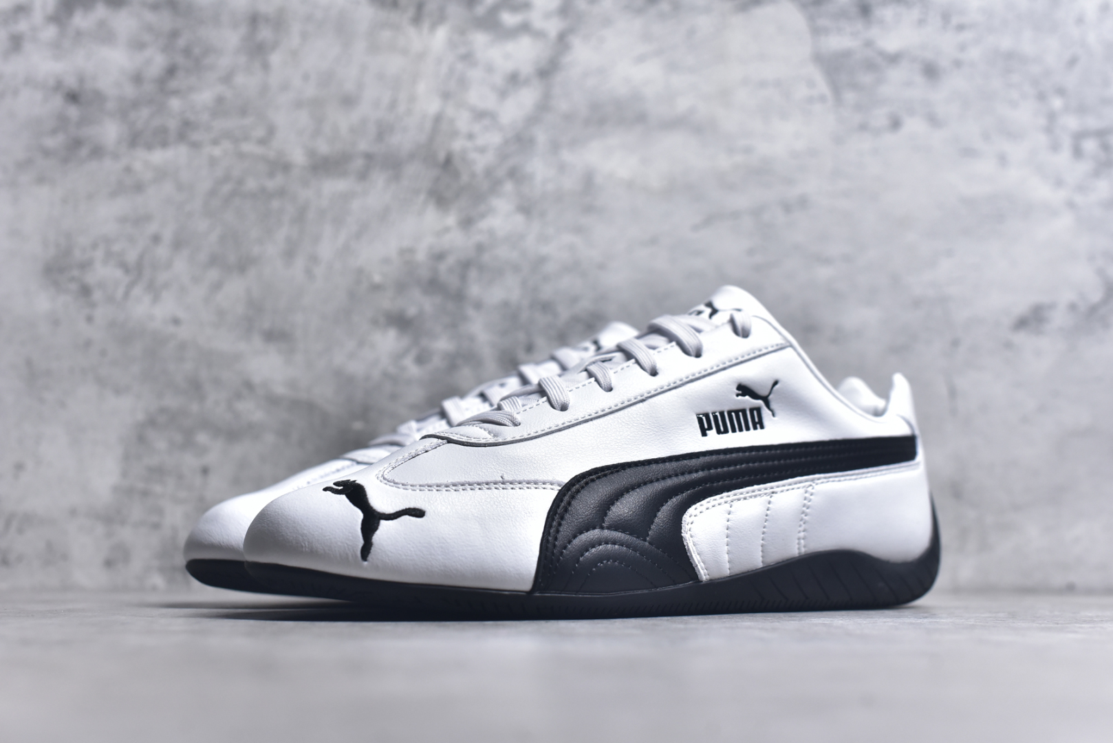 图片[2]-#PUMA Speedca OG 彪马极速赛车系列低帮德训风拼接复古百搭休闲运动赛车鞋 鞋款从80、90年代赛车手所穿的防火赛车鞋为原型，鞋身线条模仿了赛车的流线廓形，体现了空气动力学原理的结构。简约流畅的外观，恰好又和贯穿其中的Formstrip Logo融合恰到好处，视觉上细节丰富且协调。本次Speedcat OG鞋款归来，最大看点自然式保留了窄版鞋型以及薄底构造。这两年各品牌鞋底越做越厚，Speedcat反其道而行之，上脚几乎无鞋底的效果带来耳目一新的视觉体验。鞋面依旧是以质感细腻的麂皮材质打造，并且大面积近乎全包裹的使用，复古味道也愈发浓烈。配色上更是将最原始的黑色和红色带回，向F1赛车队的标志性队服致敬。相信让各位一眼种草的更多是出挑的大红色，上脚即可瞬间点亮整体造型，在以球鞋为核心的OOTD中脱颖而出。而另一款黑色则是低调的万金油，彰显新潮个性的同时又不喧宾夺主，也是热爱简约系穿搭朋友的首选。 尺码：36-45-选品中心