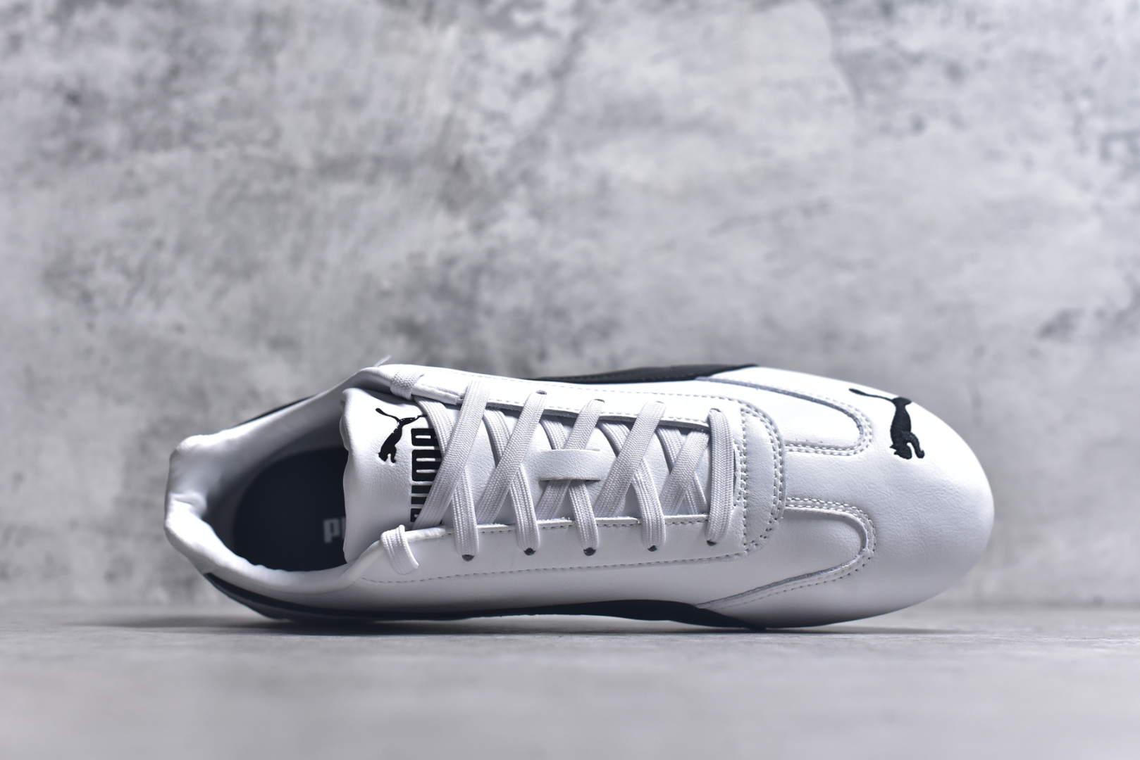 图片[4]-#PUMA Speedca OG 彪马极速赛车系列低帮德训风拼接复古百搭休闲运动赛车鞋 鞋款从80、90年代赛车手所穿的防火赛车鞋为原型，鞋身线条模仿了赛车的流线廓形，体现了空气动力学原理的结构。简约流畅的外观，恰好又和贯穿其中的Formstrip Logo融合恰到好处，视觉上细节丰富且协调。本次Speedcat OG鞋款归来，最大看点自然式保留了窄版鞋型以及薄底构造。这两年各品牌鞋底越做越厚，Speedcat反其道而行之，上脚几乎无鞋底的效果带来耳目一新的视觉体验。鞋面依旧是以质感细腻的麂皮材质打造，并且大面积近乎全包裹的使用，复古味道也愈发浓烈。配色上更是将最原始的黑色和红色带回，向F1赛车队的标志性队服致敬。相信让各位一眼种草的更多是出挑的大红色，上脚即可瞬间点亮整体造型，在以球鞋为核心的OOTD中脱颖而出。而另一款黑色则是低调的万金油，彰显新潮个性的同时又不喧宾夺主，也是热爱简约系穿搭朋友的首选。 尺码：36-45-选品中心