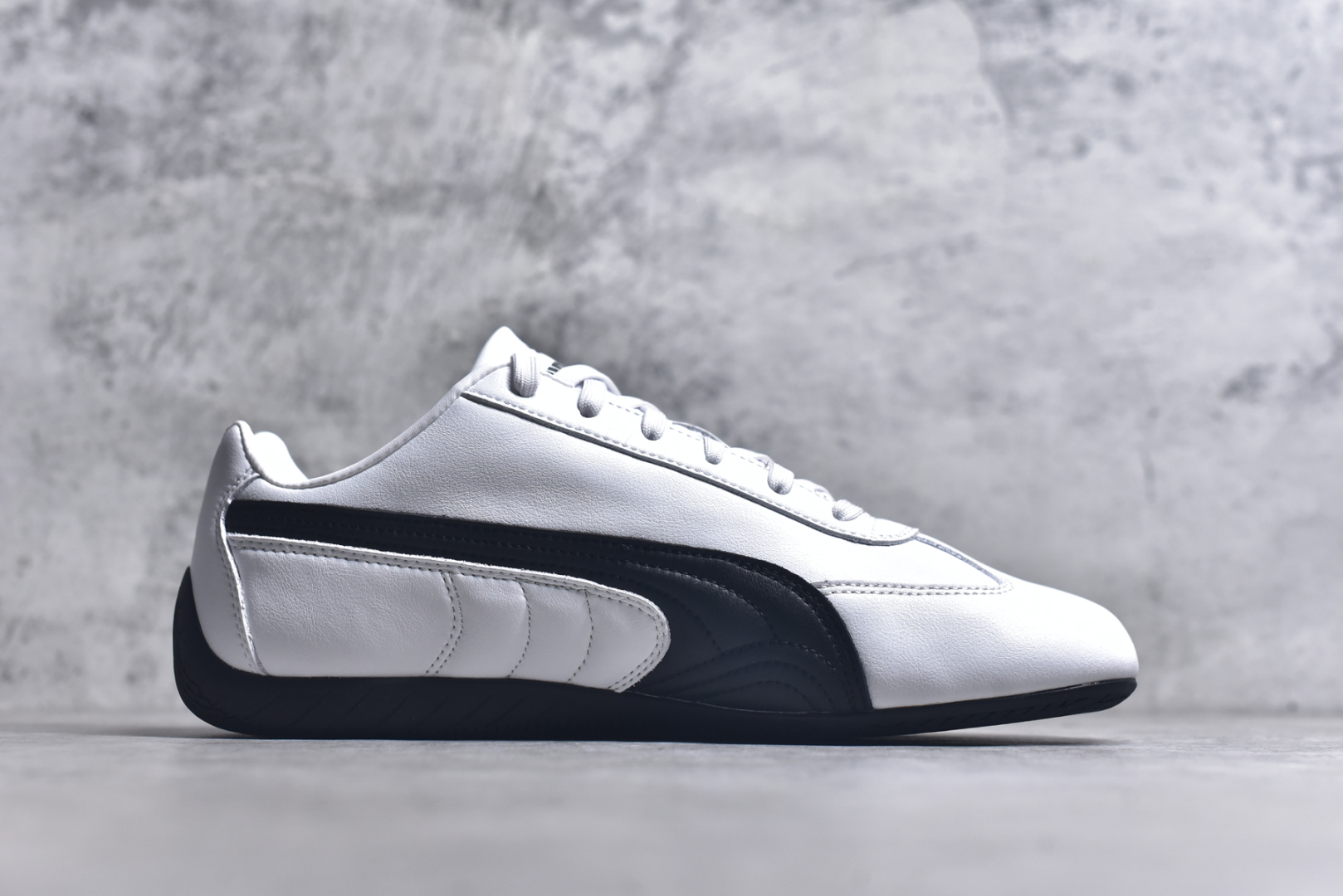 图片[3]-#PUMA Speedca OG 彪马极速赛车系列低帮德训风拼接复古百搭休闲运动赛车鞋 鞋款从80、90年代赛车手所穿的防火赛车鞋为原型，鞋身线条模仿了赛车的流线廓形，体现了空气动力学原理的结构。简约流畅的外观，恰好又和贯穿其中的Formstrip Logo融合恰到好处，视觉上细节丰富且协调。本次Speedcat OG鞋款归来，最大看点自然式保留了窄版鞋型以及薄底构造。这两年各品牌鞋底越做越厚，Speedcat反其道而行之，上脚几乎无鞋底的效果带来耳目一新的视觉体验。鞋面依旧是以质感细腻的麂皮材质打造，并且大面积近乎全包裹的使用，复古味道也愈发浓烈。配色上更是将最原始的黑色和红色带回，向F1赛车队的标志性队服致敬。相信让各位一眼种草的更多是出挑的大红色，上脚即可瞬间点亮整体造型，在以球鞋为核心的OOTD中脱颖而出。而另一款黑色则是低调的万金油，彰显新潮个性的同时又不喧宾夺主，也是热爱简约系穿搭朋友的首选。 尺码：36-45-选品中心