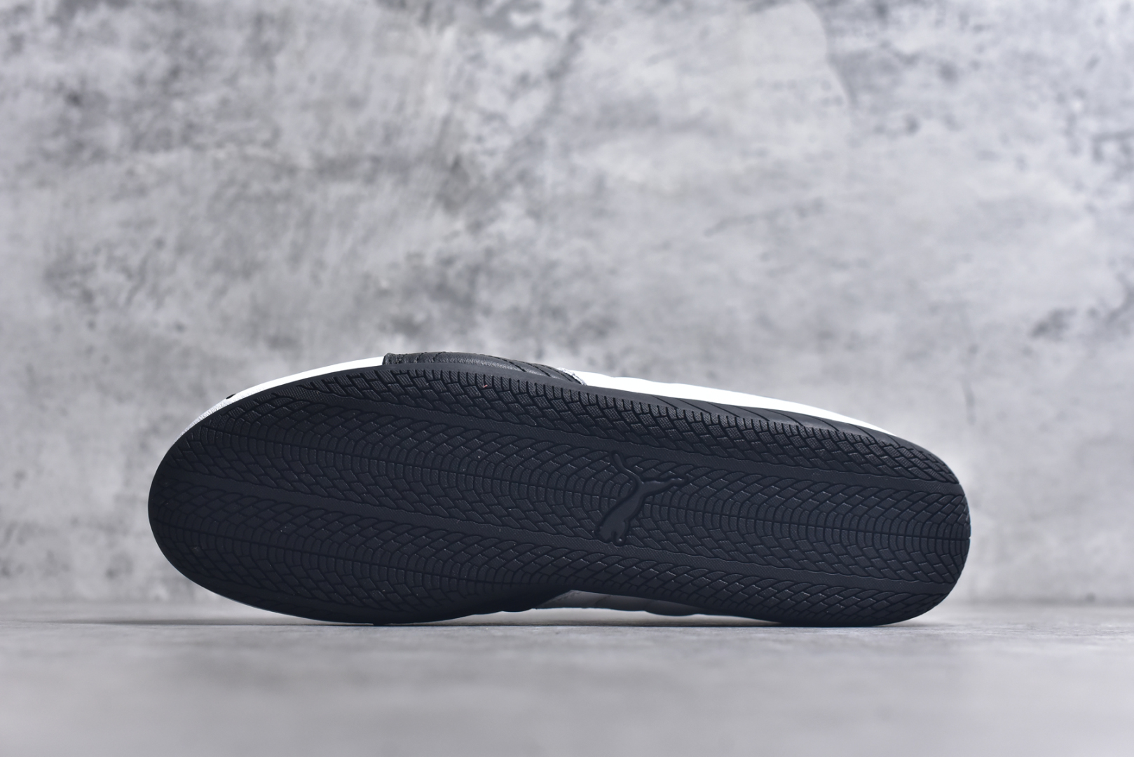 图片[6]-#PUMA Speedca OG 彪马极速赛车系列低帮德训风拼接复古百搭休闲运动赛车鞋 鞋款从80、90年代赛车手所穿的防火赛车鞋为原型，鞋身线条模仿了赛车的流线廓形，体现了空气动力学原理的结构。简约流畅的外观，恰好又和贯穿其中的Formstrip Logo融合恰到好处，视觉上细节丰富且协调。本次Speedcat OG鞋款归来，最大看点自然式保留了窄版鞋型以及薄底构造。这两年各品牌鞋底越做越厚，Speedcat反其道而行之，上脚几乎无鞋底的效果带来耳目一新的视觉体验。鞋面依旧是以质感细腻的麂皮材质打造，并且大面积近乎全包裹的使用，复古味道也愈发浓烈。配色上更是将最原始的黑色和红色带回，向F1赛车队的标志性队服致敬。相信让各位一眼种草的更多是出挑的大红色，上脚即可瞬间点亮整体造型，在以球鞋为核心的OOTD中脱颖而出。而另一款黑色则是低调的万金油，彰显新潮个性的同时又不喧宾夺主，也是热爱简约系穿搭朋友的首选。 尺码：36-45-选品中心