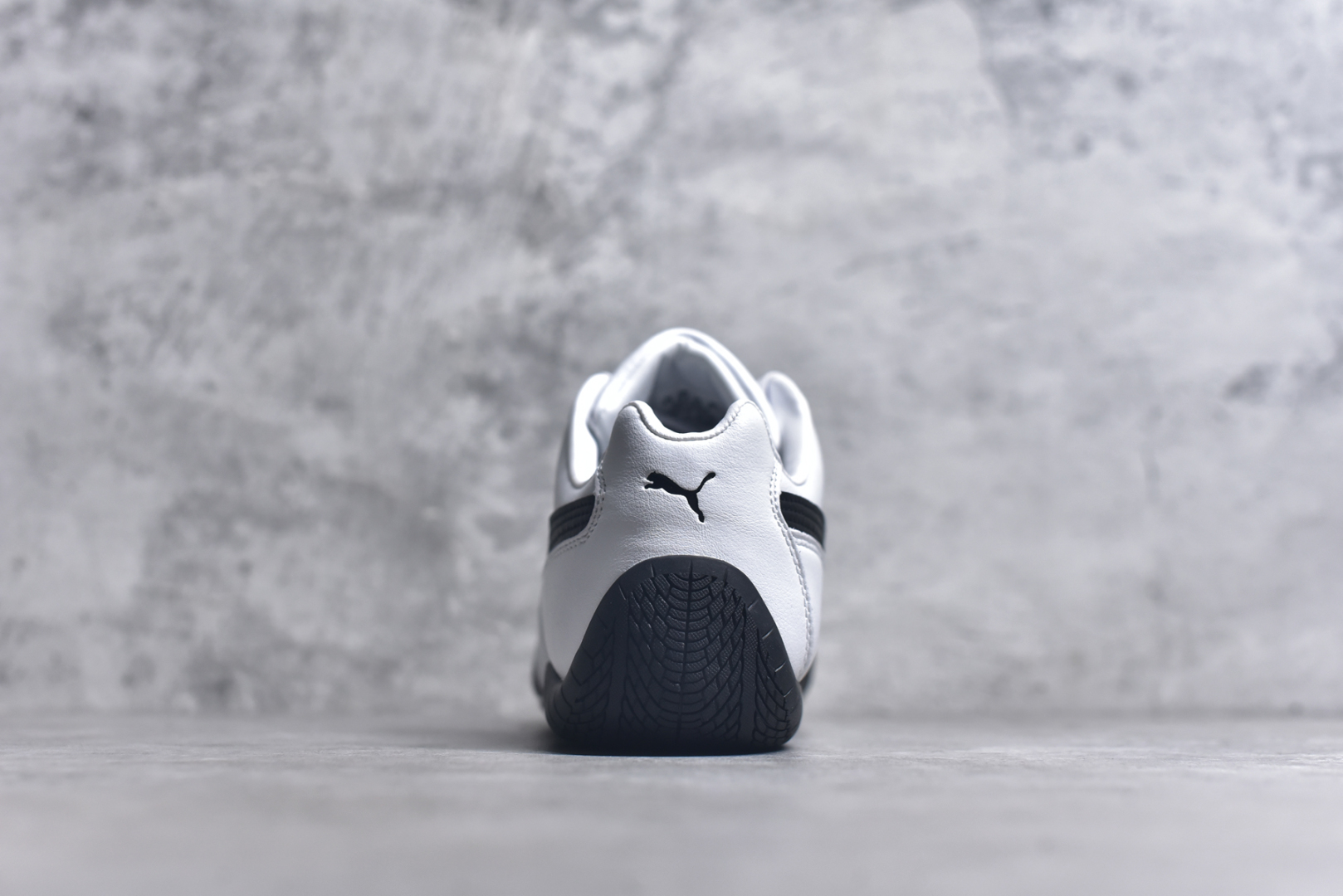 图片[5]-#PUMA Speedca OG 彪马极速赛车系列低帮德训风拼接复古百搭休闲运动赛车鞋 鞋款从80、90年代赛车手所穿的防火赛车鞋为原型，鞋身线条模仿了赛车的流线廓形，体现了空气动力学原理的结构。简约流畅的外观，恰好又和贯穿其中的Formstrip Logo融合恰到好处，视觉上细节丰富且协调。本次Speedcat OG鞋款归来，最大看点自然式保留了窄版鞋型以及薄底构造。这两年各品牌鞋底越做越厚，Speedcat反其道而行之，上脚几乎无鞋底的效果带来耳目一新的视觉体验。鞋面依旧是以质感细腻的麂皮材质打造，并且大面积近乎全包裹的使用，复古味道也愈发浓烈。配色上更是将最原始的黑色和红色带回，向F1赛车队的标志性队服致敬。相信让各位一眼种草的更多是出挑的大红色，上脚即可瞬间点亮整体造型，在以球鞋为核心的OOTD中脱颖而出。而另一款黑色则是低调的万金油，彰显新潮个性的同时又不喧宾夺主，也是热爱简约系穿搭朋友的首选。 尺码：36-45-选品中心