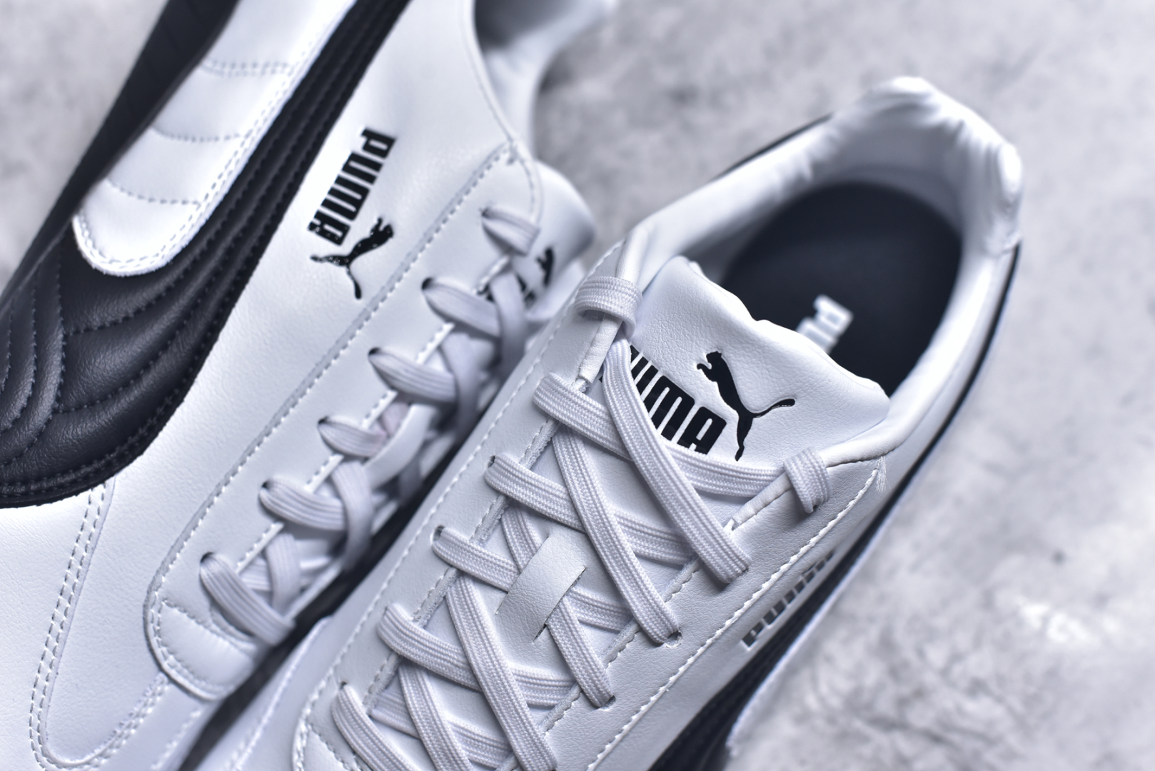 图片[9]-#PUMA Speedca OG 彪马极速赛车系列低帮德训风拼接复古百搭休闲运动赛车鞋 鞋款从80、90年代赛车手所穿的防火赛车鞋为原型，鞋身线条模仿了赛车的流线廓形，体现了空气动力学原理的结构。简约流畅的外观，恰好又和贯穿其中的Formstrip Logo融合恰到好处，视觉上细节丰富且协调。本次Speedcat OG鞋款归来，最大看点自然式保留了窄版鞋型以及薄底构造。这两年各品牌鞋底越做越厚，Speedcat反其道而行之，上脚几乎无鞋底的效果带来耳目一新的视觉体验。鞋面依旧是以质感细腻的麂皮材质打造，并且大面积近乎全包裹的使用，复古味道也愈发浓烈。配色上更是将最原始的黑色和红色带回，向F1赛车队的标志性队服致敬。相信让各位一眼种草的更多是出挑的大红色，上脚即可瞬间点亮整体造型，在以球鞋为核心的OOTD中脱颖而出。而另一款黑色则是低调的万金油，彰显新潮个性的同时又不喧宾夺主，也是热爱简约系穿搭朋友的首选。 尺码：36-45-选品中心