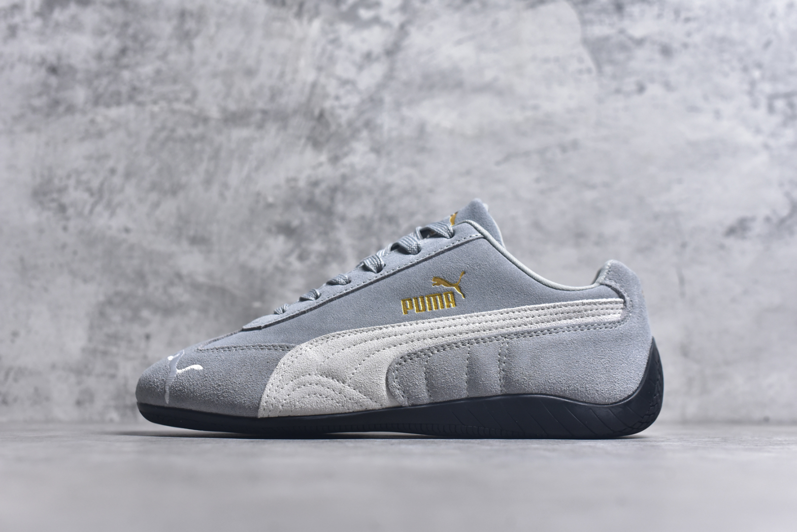 #PUMA Speedca OG 彪马极速赛车系列低帮德训风拼接复古百搭休闲运动赛车鞋 鞋款从80、90年代赛车手所穿的防火赛车鞋为原型，鞋身线条模仿了赛车的流线廓形，体现了空气动力学原理的结构。简约流畅的外观，恰好又和贯穿其中的Formstrip Logo融合恰到好处，视觉上细节丰富且协调。本次Speedcat OG鞋款归来，最大看点自然式保留了窄版鞋型以及薄底构造。这两年各品牌鞋底越做越厚，Speedcat反其道而行之，上脚几乎无鞋底的效果带来耳目一新的视觉体验。鞋面依旧是以质感细腻的麂皮材质打造，并且大面积近乎全包裹的使用，复古味道也愈发浓烈。配色上更是将最原始的黑色和红色带回，向F1赛车队的标志性队服致敬。相信让各位一眼种草的更多是出挑的大红色，上脚即可瞬间点亮整体造型，在以球鞋为核心的OOTD中脱颖而出。而另一款黑色则是低调的万金油，彰显新潮个性的同时又不喧宾夺主，也是热爱简约系穿搭朋友的首选。 尺码：35.5 36 37 37.5 38 38.5 39 40 40.5 41 42 42.5 43 44 44.5 45-选品中心