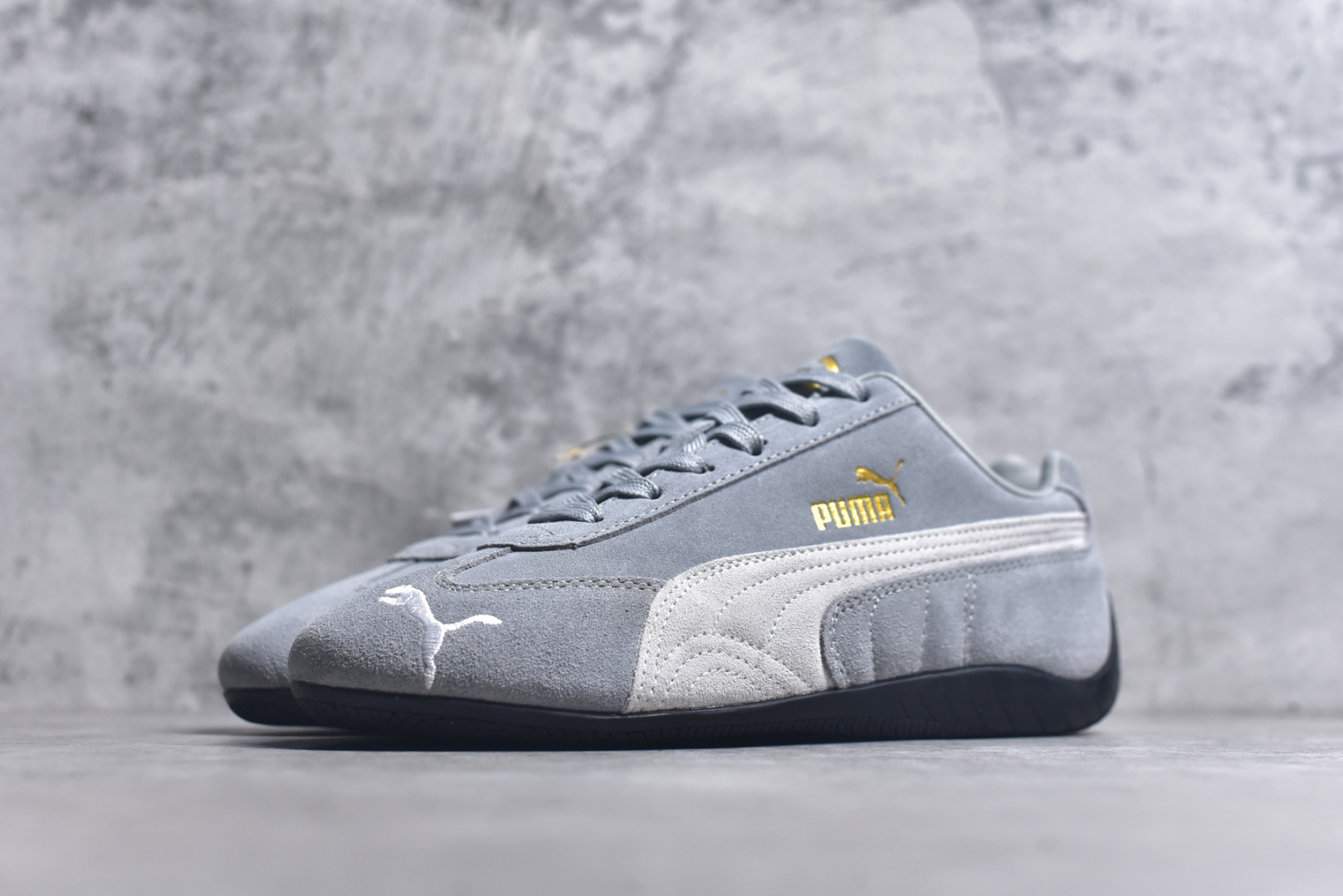 图片[2]-#PUMA Speedca OG 彪马极速赛车系列低帮德训风拼接复古百搭休闲运动赛车鞋 鞋款从80、90年代赛车手所穿的防火赛车鞋为原型，鞋身线条模仿了赛车的流线廓形，体现了空气动力学原理的结构。简约流畅的外观，恰好又和贯穿其中的Formstrip Logo融合恰到好处，视觉上细节丰富且协调。本次Speedcat OG鞋款归来，最大看点自然式保留了窄版鞋型以及薄底构造。这两年各品牌鞋底越做越厚，Speedcat反其道而行之，上脚几乎无鞋底的效果带来耳目一新的视觉体验。鞋面依旧是以质感细腻的麂皮材质打造，并且大面积近乎全包裹的使用，复古味道也愈发浓烈。配色上更是将最原始的黑色和红色带回，向F1赛车队的标志性队服致敬。相信让各位一眼种草的更多是出挑的大红色，上脚即可瞬间点亮整体造型，在以球鞋为核心的OOTD中脱颖而出。而另一款黑色则是低调的万金油，彰显新潮个性的同时又不喧宾夺主，也是热爱简约系穿搭朋友的首选。 尺码：35.5 36 37 37.5 38 38.5 39 40 40.5 41 42 42.5 43 44 44.5 45-选品中心