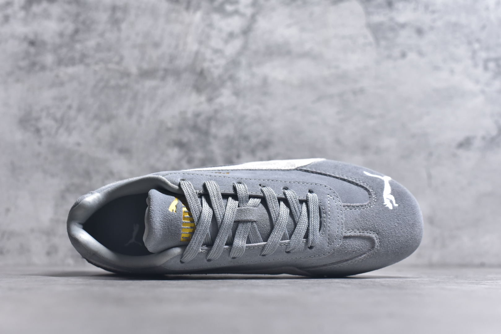 图片[4]-#PUMA Speedca OG 彪马极速赛车系列低帮德训风拼接复古百搭休闲运动赛车鞋 鞋款从80、90年代赛车手所穿的防火赛车鞋为原型，鞋身线条模仿了赛车的流线廓形，体现了空气动力学原理的结构。简约流畅的外观，恰好又和贯穿其中的Formstrip Logo融合恰到好处，视觉上细节丰富且协调。本次Speedcat OG鞋款归来，最大看点自然式保留了窄版鞋型以及薄底构造。这两年各品牌鞋底越做越厚，Speedcat反其道而行之，上脚几乎无鞋底的效果带来耳目一新的视觉体验。鞋面依旧是以质感细腻的麂皮材质打造，并且大面积近乎全包裹的使用，复古味道也愈发浓烈。配色上更是将最原始的黑色和红色带回，向F1赛车队的标志性队服致敬。相信让各位一眼种草的更多是出挑的大红色，上脚即可瞬间点亮整体造型，在以球鞋为核心的OOTD中脱颖而出。而另一款黑色则是低调的万金油，彰显新潮个性的同时又不喧宾夺主，也是热爱简约系穿搭朋友的首选。 尺码：35.5 36 37 37.5 38 38.5 39 40 40.5 41 42 42.5 43 44 44.5 45-选品中心