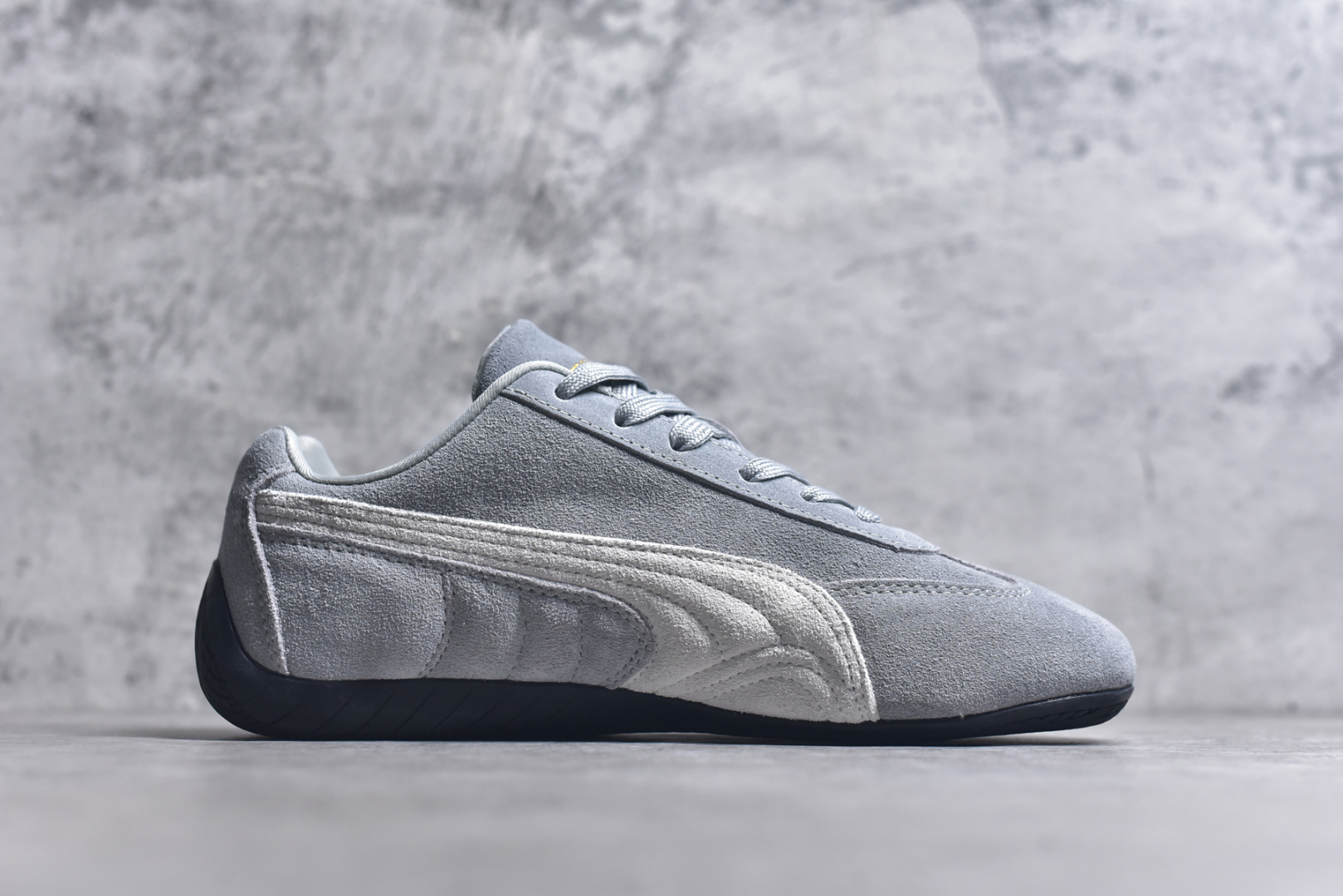 图片[3]-#PUMA Speedca OG 彪马极速赛车系列低帮德训风拼接复古百搭休闲运动赛车鞋 鞋款从80、90年代赛车手所穿的防火赛车鞋为原型，鞋身线条模仿了赛车的流线廓形，体现了空气动力学原理的结构。简约流畅的外观，恰好又和贯穿其中的Formstrip Logo融合恰到好处，视觉上细节丰富且协调。本次Speedcat OG鞋款归来，最大看点自然式保留了窄版鞋型以及薄底构造。这两年各品牌鞋底越做越厚，Speedcat反其道而行之，上脚几乎无鞋底的效果带来耳目一新的视觉体验。鞋面依旧是以质感细腻的麂皮材质打造，并且大面积近乎全包裹的使用，复古味道也愈发浓烈。配色上更是将最原始的黑色和红色带回，向F1赛车队的标志性队服致敬。相信让各位一眼种草的更多是出挑的大红色，上脚即可瞬间点亮整体造型，在以球鞋为核心的OOTD中脱颖而出。而另一款黑色则是低调的万金油，彰显新潮个性的同时又不喧宾夺主，也是热爱简约系穿搭朋友的首选。 尺码：35.5 36 37 37.5 38 38.5 39 40 40.5 41 42 42.5 43 44 44.5 45-选品中心