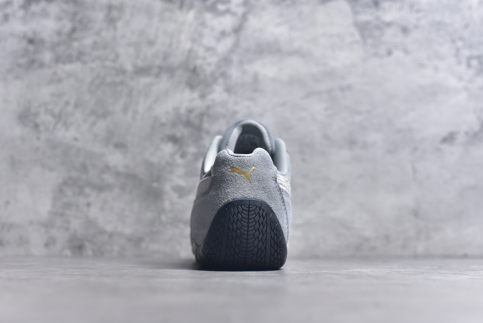 图片[5]-#PUMA Speedca OG 彪马极速赛车系列低帮德训风拼接复古百搭休闲运动赛车鞋 鞋款从80、90年代赛车手所穿的防火赛车鞋为原型，鞋身线条模仿了赛车的流线廓形，体现了空气动力学原理的结构。简约流畅的外观，恰好又和贯穿其中的Formstrip Logo融合恰到好处，视觉上细节丰富且协调。本次Speedcat OG鞋款归来，最大看点自然式保留了窄版鞋型以及薄底构造。这两年各品牌鞋底越做越厚，Speedcat反其道而行之，上脚几乎无鞋底的效果带来耳目一新的视觉体验。鞋面依旧是以质感细腻的麂皮材质打造，并且大面积近乎全包裹的使用，复古味道也愈发浓烈。配色上更是将最原始的黑色和红色带回，向F1赛车队的标志性队服致敬。相信让各位一眼种草的更多是出挑的大红色，上脚即可瞬间点亮整体造型，在以球鞋为核心的OOTD中脱颖而出。而另一款黑色则是低调的万金油，彰显新潮个性的同时又不喧宾夺主，也是热爱简约系穿搭朋友的首选。 尺码：35.5 36 37 37.5 38 38.5 39 40 40.5 41 42 42.5 43 44 44.5 45-选品中心