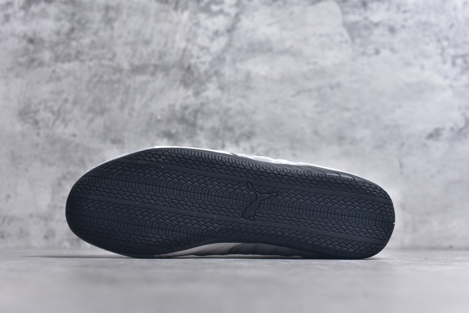 图片[6]-#PUMA Speedca OG 彪马极速赛车系列低帮德训风拼接复古百搭休闲运动赛车鞋 鞋款从80、90年代赛车手所穿的防火赛车鞋为原型，鞋身线条模仿了赛车的流线廓形，体现了空气动力学原理的结构。简约流畅的外观，恰好又和贯穿其中的Formstrip Logo融合恰到好处，视觉上细节丰富且协调。本次Speedcat OG鞋款归来，最大看点自然式保留了窄版鞋型以及薄底构造。这两年各品牌鞋底越做越厚，Speedcat反其道而行之，上脚几乎无鞋底的效果带来耳目一新的视觉体验。鞋面依旧是以质感细腻的麂皮材质打造，并且大面积近乎全包裹的使用，复古味道也愈发浓烈。配色上更是将最原始的黑色和红色带回，向F1赛车队的标志性队服致敬。相信让各位一眼种草的更多是出挑的大红色，上脚即可瞬间点亮整体造型，在以球鞋为核心的OOTD中脱颖而出。而另一款黑色则是低调的万金油，彰显新潮个性的同时又不喧宾夺主，也是热爱简约系穿搭朋友的首选。 尺码：35.5 36 37 37.5 38 38.5 39 40 40.5 41 42 42.5 43 44 44.5 45-选品中心