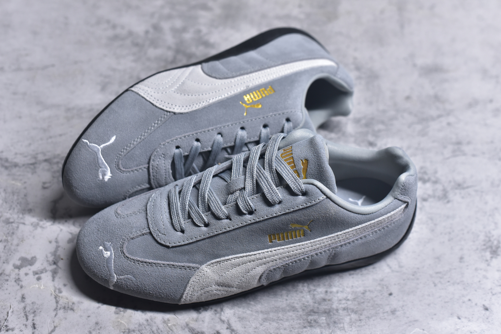 图片[7]-#PUMA Speedca OG 彪马极速赛车系列低帮德训风拼接复古百搭休闲运动赛车鞋 鞋款从80、90年代赛车手所穿的防火赛车鞋为原型，鞋身线条模仿了赛车的流线廓形，体现了空气动力学原理的结构。简约流畅的外观，恰好又和贯穿其中的Formstrip Logo融合恰到好处，视觉上细节丰富且协调。本次Speedcat OG鞋款归来，最大看点自然式保留了窄版鞋型以及薄底构造。这两年各品牌鞋底越做越厚，Speedcat反其道而行之，上脚几乎无鞋底的效果带来耳目一新的视觉体验。鞋面依旧是以质感细腻的麂皮材质打造，并且大面积近乎全包裹的使用，复古味道也愈发浓烈。配色上更是将最原始的黑色和红色带回，向F1赛车队的标志性队服致敬。相信让各位一眼种草的更多是出挑的大红色，上脚即可瞬间点亮整体造型，在以球鞋为核心的OOTD中脱颖而出。而另一款黑色则是低调的万金油，彰显新潮个性的同时又不喧宾夺主，也是热爱简约系穿搭朋友的首选。 尺码：35.5 36 37 37.5 38 38.5 39 40 40.5 41 42 42.5 43 44 44.5 45-选品中心
