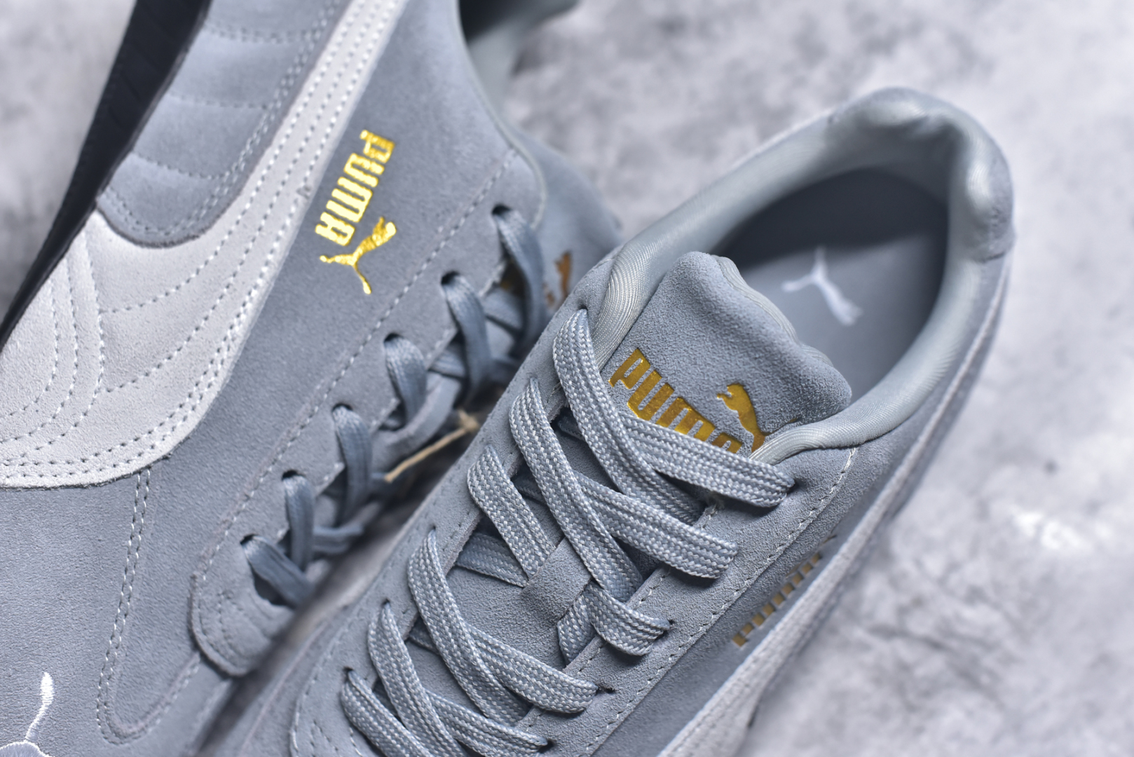 图片[9]-#PUMA Speedca OG 彪马极速赛车系列低帮德训风拼接复古百搭休闲运动赛车鞋 鞋款从80、90年代赛车手所穿的防火赛车鞋为原型，鞋身线条模仿了赛车的流线廓形，体现了空气动力学原理的结构。简约流畅的外观，恰好又和贯穿其中的Formstrip Logo融合恰到好处，视觉上细节丰富且协调。本次Speedcat OG鞋款归来，最大看点自然式保留了窄版鞋型以及薄底构造。这两年各品牌鞋底越做越厚，Speedcat反其道而行之，上脚几乎无鞋底的效果带来耳目一新的视觉体验。鞋面依旧是以质感细腻的麂皮材质打造，并且大面积近乎全包裹的使用，复古味道也愈发浓烈。配色上更是将最原始的黑色和红色带回，向F1赛车队的标志性队服致敬。相信让各位一眼种草的更多是出挑的大红色，上脚即可瞬间点亮整体造型，在以球鞋为核心的OOTD中脱颖而出。而另一款黑色则是低调的万金油，彰显新潮个性的同时又不喧宾夺主，也是热爱简约系穿搭朋友的首选。 尺码：35.5 36 37 37.5 38 38.5 39 40 40.5 41 42 42.5 43 44 44.5 45-选品中心