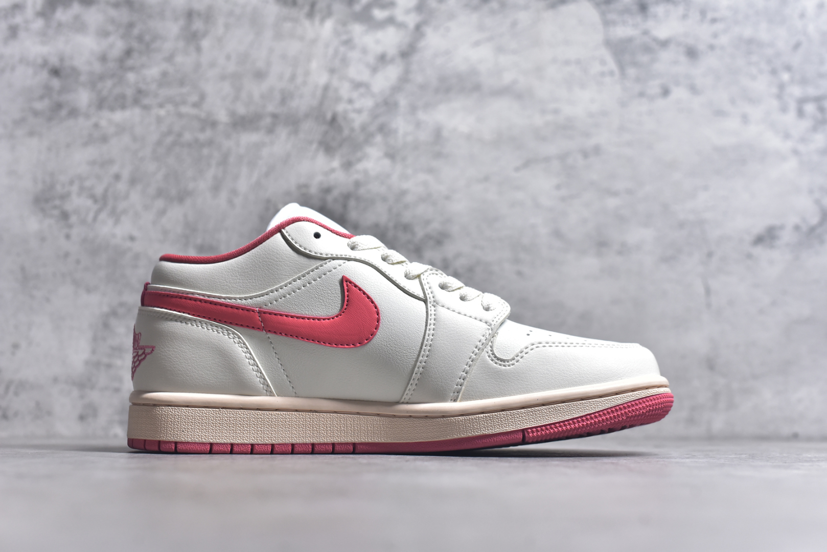 图片[3]-#Air Jordan AJ1 Low 低帮 米白粉 DC0774-109 全新流水线出品 DT版本唯一平替选择 市场第二梯队最强版 全部原鞋开发 原楦原纸板开发 全鞋电脑针车 原厂内置全掌气垫 原盒内在原标 唯一Zp原版鞋带绑法 免检产品 全新2022版型 全头层皮料 完美零毛边处理 原厂配置全掌气垫 价格定位良心 几十个配色陆续出货 实拍调校N版已经零色差零失真 百分百还原实物色彩所见即所得 不存在货不对板色差等低级问题 选购参考实物拍摄 不混卖不参货 只用心做好货严格选品 承诺混一赔十 尺码：36 36.5 37.5 38 38.5 39 40 40.5 41 42 42.5 43 44 44.5 45 46-选品中心