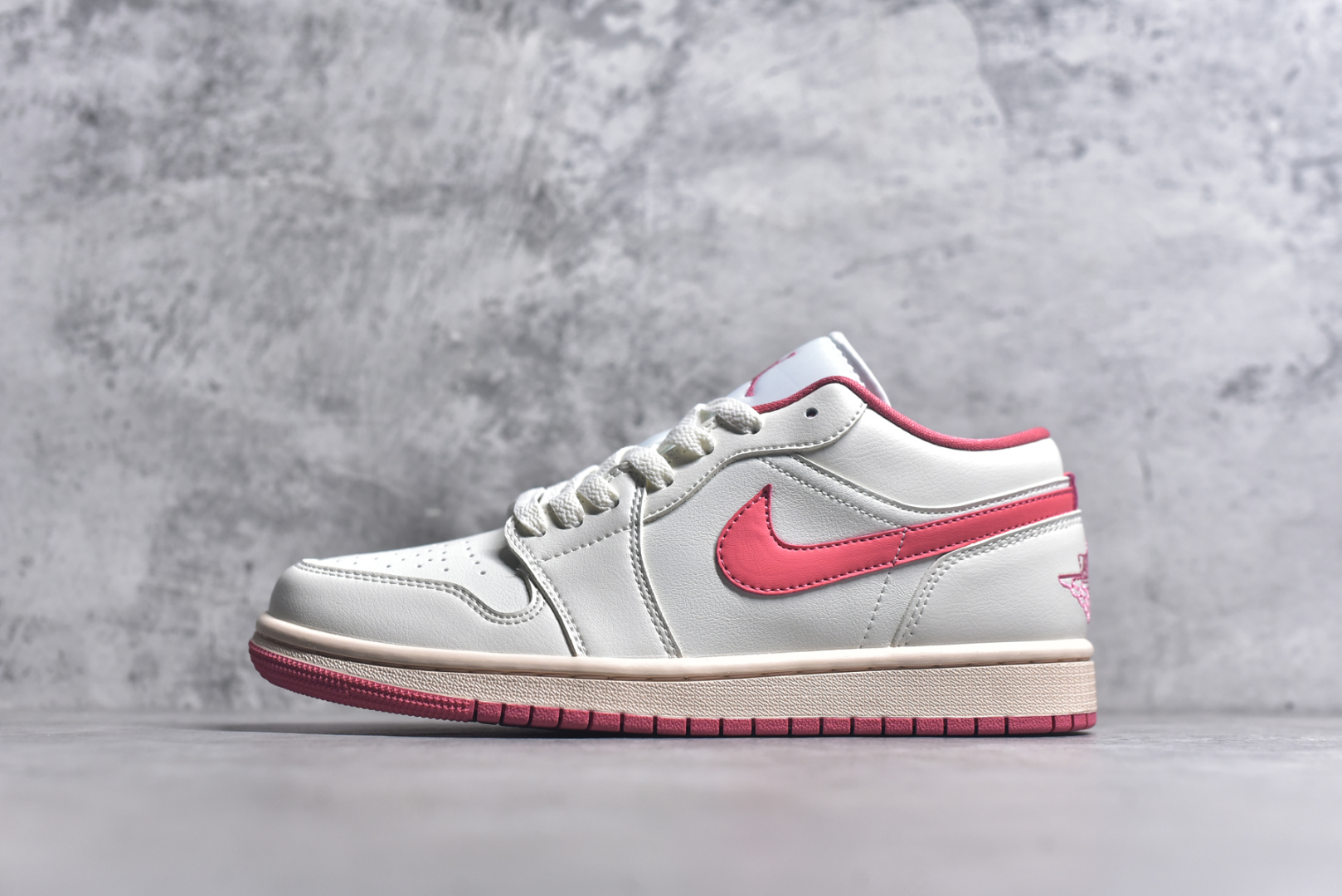 #Air Jordan AJ1 Low 低帮 米白粉 DC0774-109 全新流水线出品 DT版本唯一平替选择 市场第二梯队最强版 全部原鞋开发 原楦原纸板开发 全鞋电脑针车 原厂内置全掌气垫 原盒内在原标 唯一Zp原版鞋带绑法 免检产品 全新2022版型 全头层皮料 完美零毛边处理 原厂配置全掌气垫 价格定位良心 几十个配色陆续出货 实拍调校N版已经零色差零失真 百分百还原实物色彩所见即所得 不存在货不对板色差等低级问题 选购参考实物拍摄 不混卖不参货 只用心做好货严格选品 承诺混一赔十 尺码：36 36.5 37.5 38 38.5 39 40 40.5 41 42 42.5 43 44 44.5 45 46-选品中心