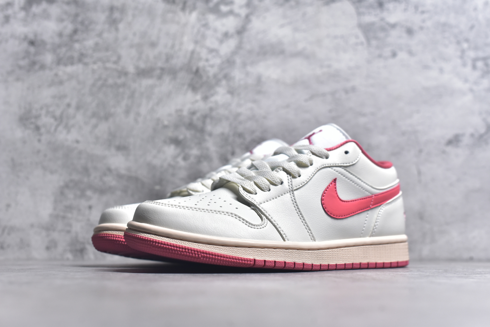图片[2]-#Air Jordan AJ1 Low 低帮 米白粉 DC0774-109 全新流水线出品 DT版本唯一平替选择 市场第二梯队最强版 全部原鞋开发 原楦原纸板开发 全鞋电脑针车 原厂内置全掌气垫 原盒内在原标 唯一Zp原版鞋带绑法 免检产品 全新2022版型 全头层皮料 完美零毛边处理 原厂配置全掌气垫 价格定位良心 几十个配色陆续出货 实拍调校N版已经零色差零失真 百分百还原实物色彩所见即所得 不存在货不对板色差等低级问题 选购参考实物拍摄 不混卖不参货 只用心做好货严格选品 承诺混一赔十 尺码：36 36.5 37.5 38 38.5 39 40 40.5 41 42 42.5 43 44 44.5 45 46-选品中心