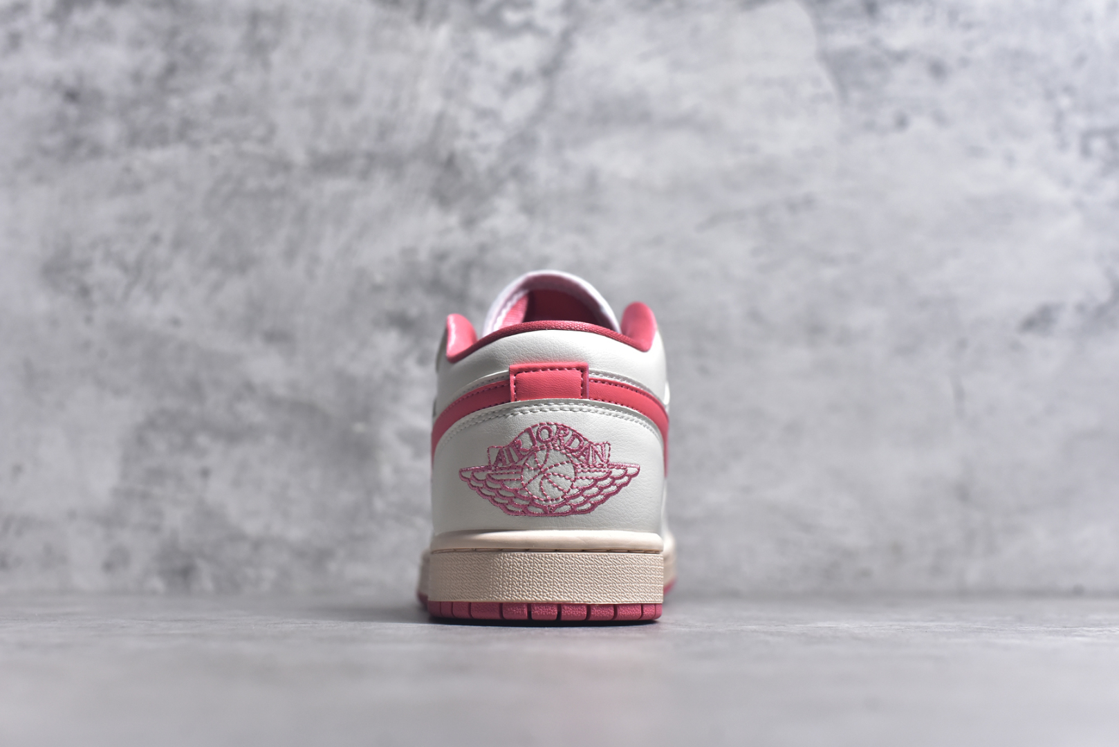 图片[5]-#Air Jordan AJ1 Low 低帮 米白粉 DC0774-109 全新流水线出品 DT版本唯一平替选择 市场第二梯队最强版 全部原鞋开发 原楦原纸板开发 全鞋电脑针车 原厂内置全掌气垫 原盒内在原标 唯一Zp原版鞋带绑法 免检产品 全新2022版型 全头层皮料 完美零毛边处理 原厂配置全掌气垫 价格定位良心 几十个配色陆续出货 实拍调校N版已经零色差零失真 百分百还原实物色彩所见即所得 不存在货不对板色差等低级问题 选购参考实物拍摄 不混卖不参货 只用心做好货严格选品 承诺混一赔十 尺码：36 36.5 37.5 38 38.5 39 40 40.5 41 42 42.5 43 44 44.5 45 46-选品中心