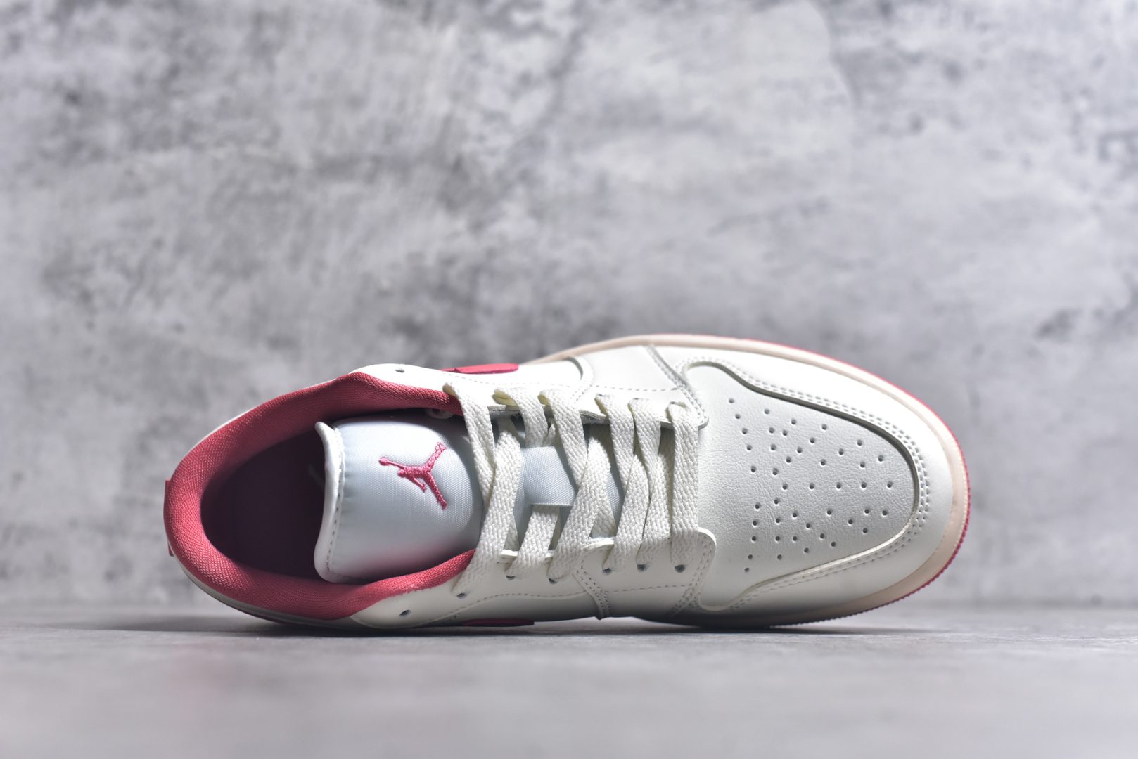 图片[4]-#Air Jordan AJ1 Low 低帮 米白粉 DC0774-109 全新流水线出品 DT版本唯一平替选择 市场第二梯队最强版 全部原鞋开发 原楦原纸板开发 全鞋电脑针车 原厂内置全掌气垫 原盒内在原标 唯一Zp原版鞋带绑法 免检产品 全新2022版型 全头层皮料 完美零毛边处理 原厂配置全掌气垫 价格定位良心 几十个配色陆续出货 实拍调校N版已经零色差零失真 百分百还原实物色彩所见即所得 不存在货不对板色差等低级问题 选购参考实物拍摄 不混卖不参货 只用心做好货严格选品 承诺混一赔十 尺码：36 36.5 37.5 38 38.5 39 40 40.5 41 42 42.5 43 44 44.5 45 46-选品中心