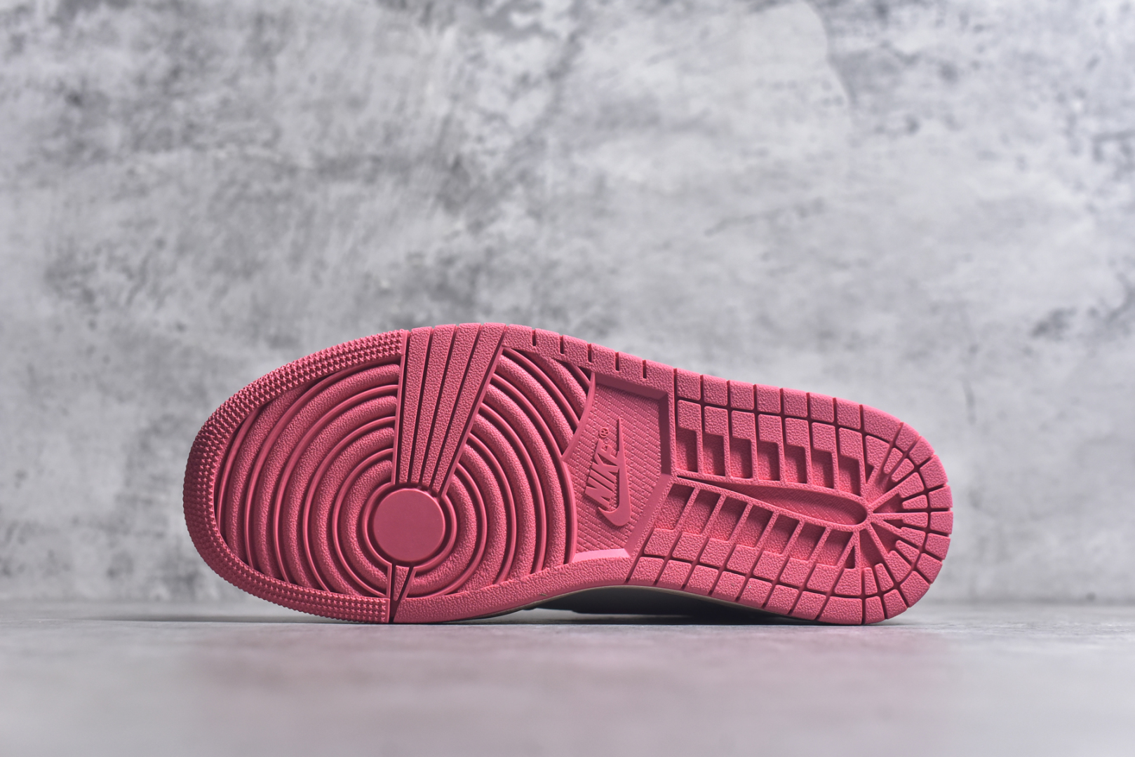 图片[6]-#Air Jordan AJ1 Low 低帮 米白粉 DC0774-109 全新流水线出品 DT版本唯一平替选择 市场第二梯队最强版 全部原鞋开发 原楦原纸板开发 全鞋电脑针车 原厂内置全掌气垫 原盒内在原标 唯一Zp原版鞋带绑法 免检产品 全新2022版型 全头层皮料 完美零毛边处理 原厂配置全掌气垫 价格定位良心 几十个配色陆续出货 实拍调校N版已经零色差零失真 百分百还原实物色彩所见即所得 不存在货不对板色差等低级问题 选购参考实物拍摄 不混卖不参货 只用心做好货严格选品 承诺混一赔十 尺码：36 36.5 37.5 38 38.5 39 40 40.5 41 42 42.5 43 44 44.5 45 46-选品中心