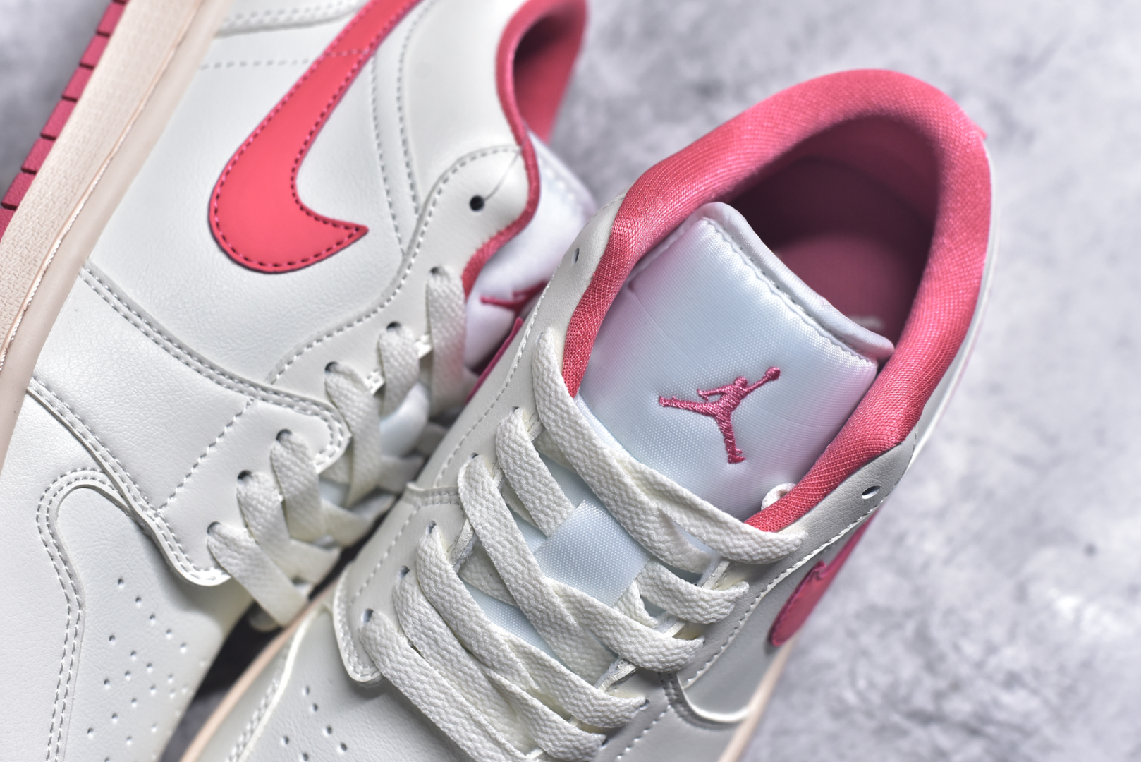 图片[9]-#Air Jordan AJ1 Low 低帮 米白粉 DC0774-109 全新流水线出品 DT版本唯一平替选择 市场第二梯队最强版 全部原鞋开发 原楦原纸板开发 全鞋电脑针车 原厂内置全掌气垫 原盒内在原标 唯一Zp原版鞋带绑法 免检产品 全新2022版型 全头层皮料 完美零毛边处理 原厂配置全掌气垫 价格定位良心 几十个配色陆续出货 实拍调校N版已经零色差零失真 百分百还原实物色彩所见即所得 不存在货不对板色差等低级问题 选购参考实物拍摄 不混卖不参货 只用心做好货严格选品 承诺混一赔十 尺码：36 36.5 37.5 38 38.5 39 40 40.5 41 42 42.5 43 44 44.5 45 46-选品中心