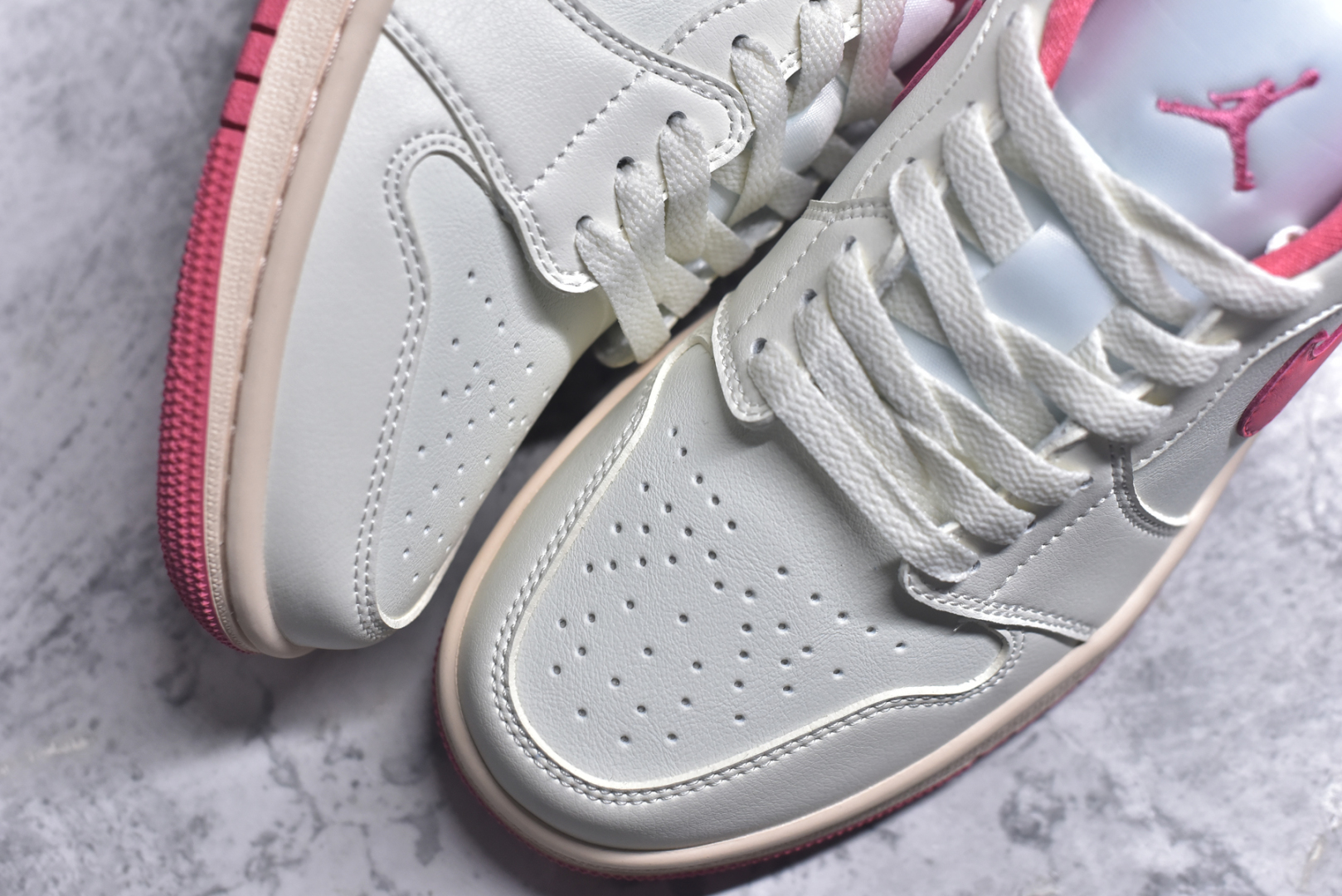 图片[8]-#Air Jordan AJ1 Low 低帮 米白粉 DC0774-109 全新流水线出品 DT版本唯一平替选择 市场第二梯队最强版 全部原鞋开发 原楦原纸板开发 全鞋电脑针车 原厂内置全掌气垫 原盒内在原标 唯一Zp原版鞋带绑法 免检产品 全新2022版型 全头层皮料 完美零毛边处理 原厂配置全掌气垫 价格定位良心 几十个配色陆续出货 实拍调校N版已经零色差零失真 百分百还原实物色彩所见即所得 不存在货不对板色差等低级问题 选购参考实物拍摄 不混卖不参货 只用心做好货严格选品 承诺混一赔十 尺码：36 36.5 37.5 38 38.5 39 40 40.5 41 42 42.5 43 44 44.5 45 46-选品中心