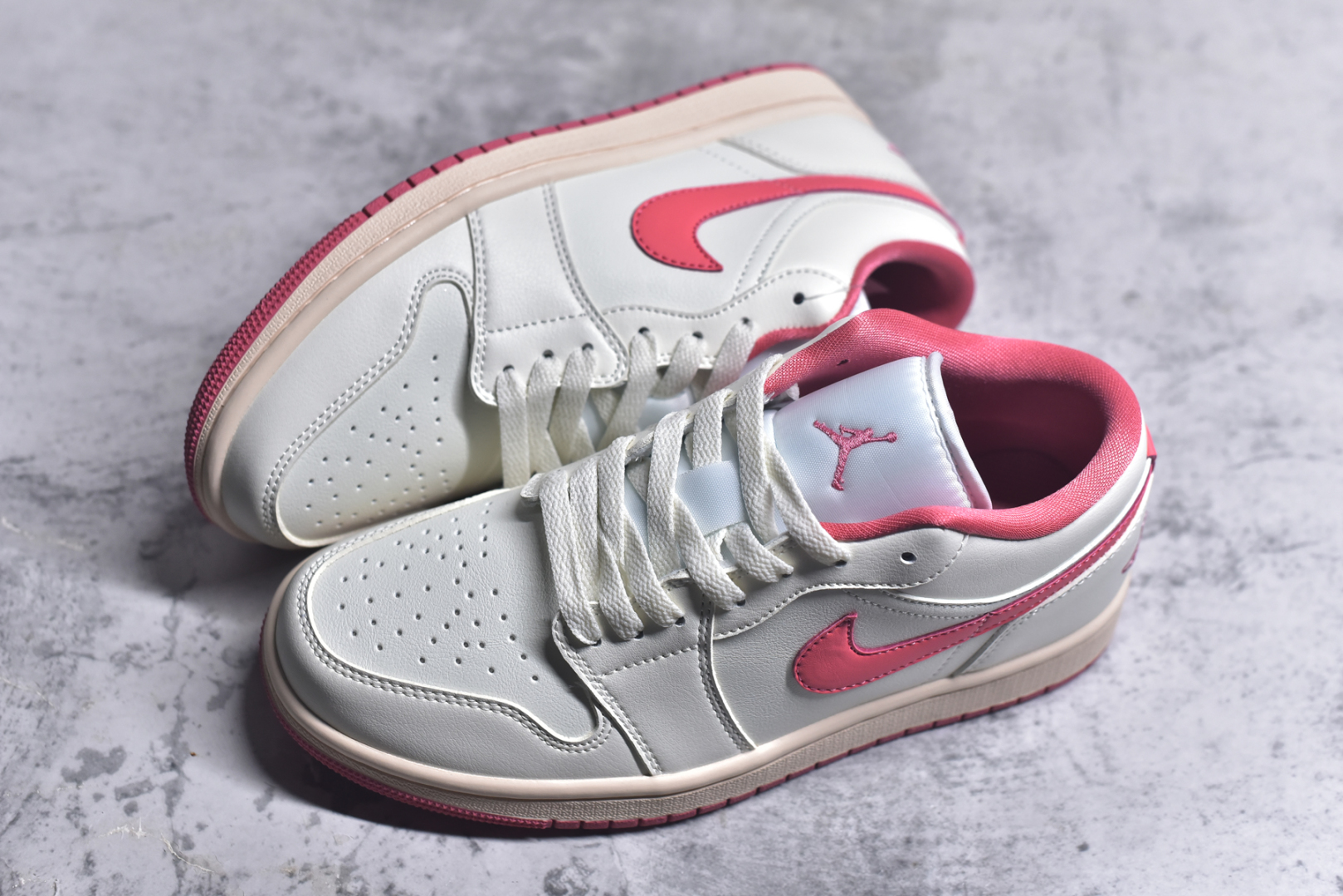 图片[7]-#Air Jordan AJ1 Low 低帮 米白粉 DC0774-109 全新流水线出品 DT版本唯一平替选择 市场第二梯队最强版 全部原鞋开发 原楦原纸板开发 全鞋电脑针车 原厂内置全掌气垫 原盒内在原标 唯一Zp原版鞋带绑法 免检产品 全新2022版型 全头层皮料 完美零毛边处理 原厂配置全掌气垫 价格定位良心 几十个配色陆续出货 实拍调校N版已经零色差零失真 百分百还原实物色彩所见即所得 不存在货不对板色差等低级问题 选购参考实物拍摄 不混卖不参货 只用心做好货严格选品 承诺混一赔十 尺码：36 36.5 37.5 38 38.5 39 40 40.5 41 42 42.5 43 44 44.5 45 46-选品中心