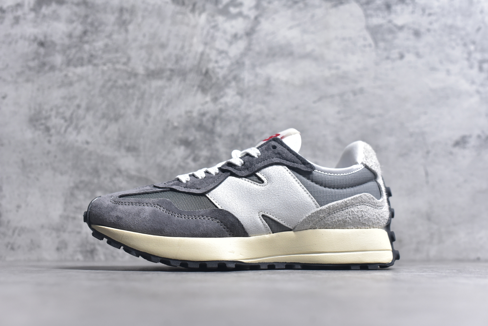 #New Balance MS327 公司级版本 复古休闲运动慢跑鞋 完美清洁度 全新 New Balance 327 系列，以更纯粹的复古风格设计打造的全新造型。侧身还以解构设计，将 N 字标志以做旧压花样式呈现，样式别具新意。而麂皮、冲孔皮革的塑造，则呈现出高级怀旧气质，也让鞋款在奢华时装风格与运动氛围之间达到了平衡 货号： U327WRF2332 尺码：36 37 37.5 38 39 39.5 40 40.5 41.5 42 42.5 43.5 44 45-选品中心