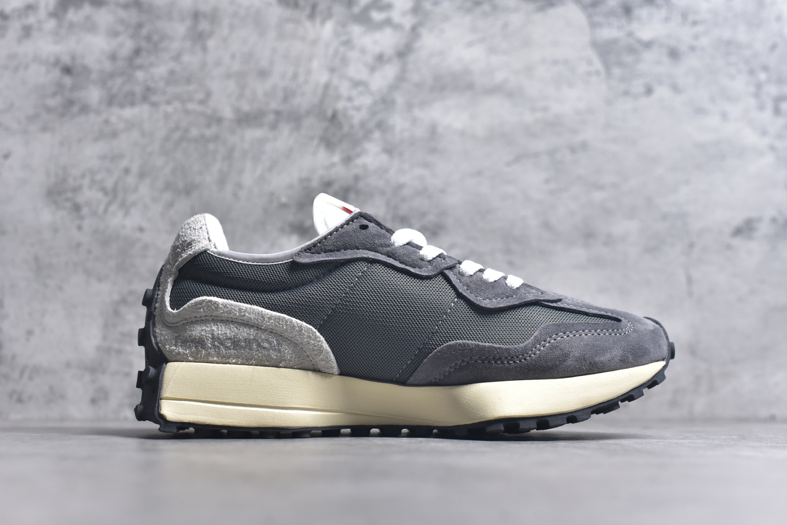 图片[3]-#New Balance MS327 公司级版本 复古休闲运动慢跑鞋 完美清洁度 全新 New Balance 327 系列，以更纯粹的复古风格设计打造的全新造型。侧身还以解构设计，将 N 字标志以做旧压花样式呈现，样式别具新意。而麂皮、冲孔皮革的塑造，则呈现出高级怀旧气质，也让鞋款在奢华时装风格与运动氛围之间达到了平衡 货号： U327WRF2332 尺码：36 37 37.5 38 39 39.5 40 40.5 41.5 42 42.5 43.5 44 45-选品中心