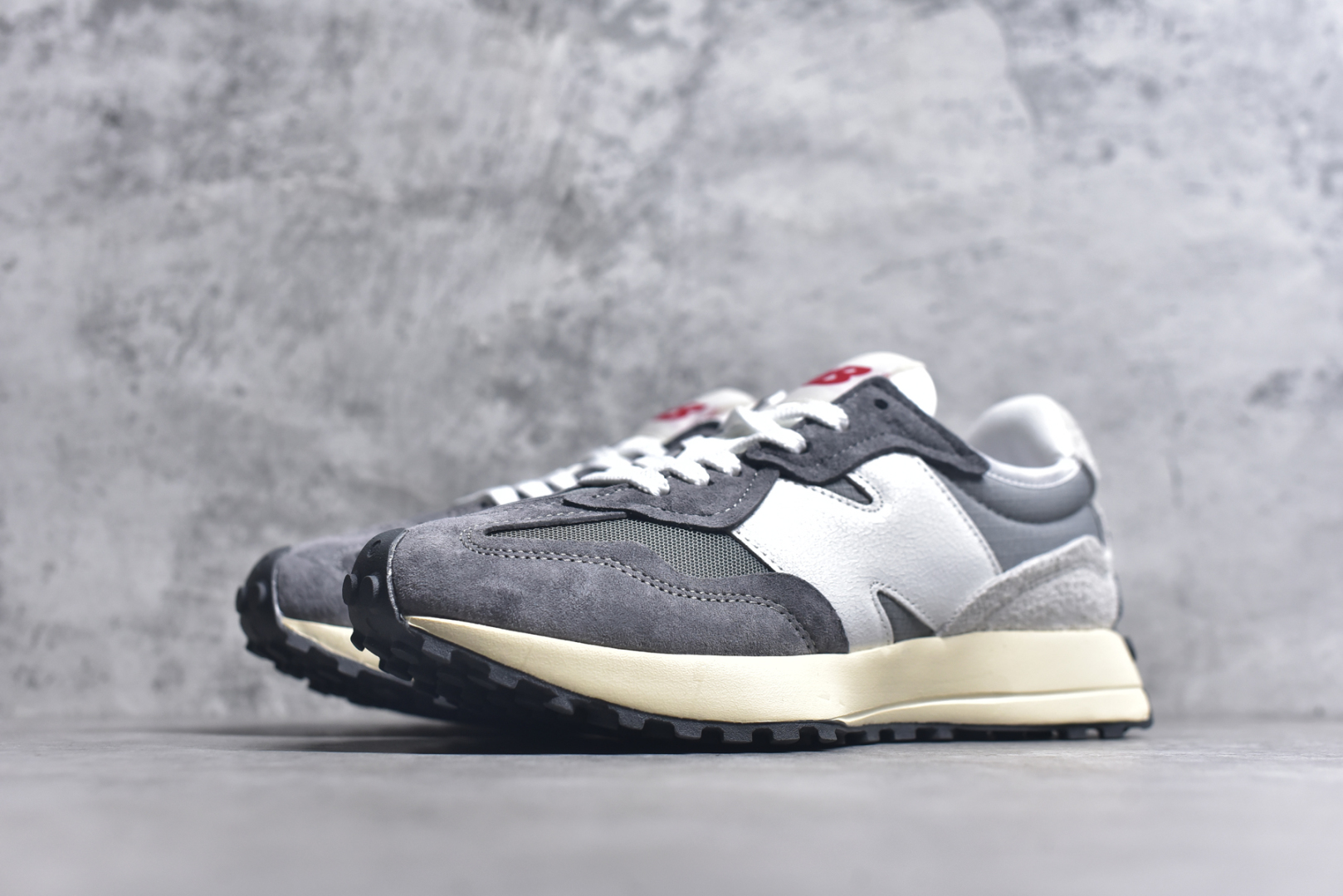 图片[2]-#New Balance MS327 公司级版本 复古休闲运动慢跑鞋 完美清洁度 全新 New Balance 327 系列，以更纯粹的复古风格设计打造的全新造型。侧身还以解构设计，将 N 字标志以做旧压花样式呈现，样式别具新意。而麂皮、冲孔皮革的塑造，则呈现出高级怀旧气质，也让鞋款在奢华时装风格与运动氛围之间达到了平衡 货号： U327WRF2332 尺码：36 37 37.5 38 39 39.5 40 40.5 41.5 42 42.5 43.5 44 45-选品中心