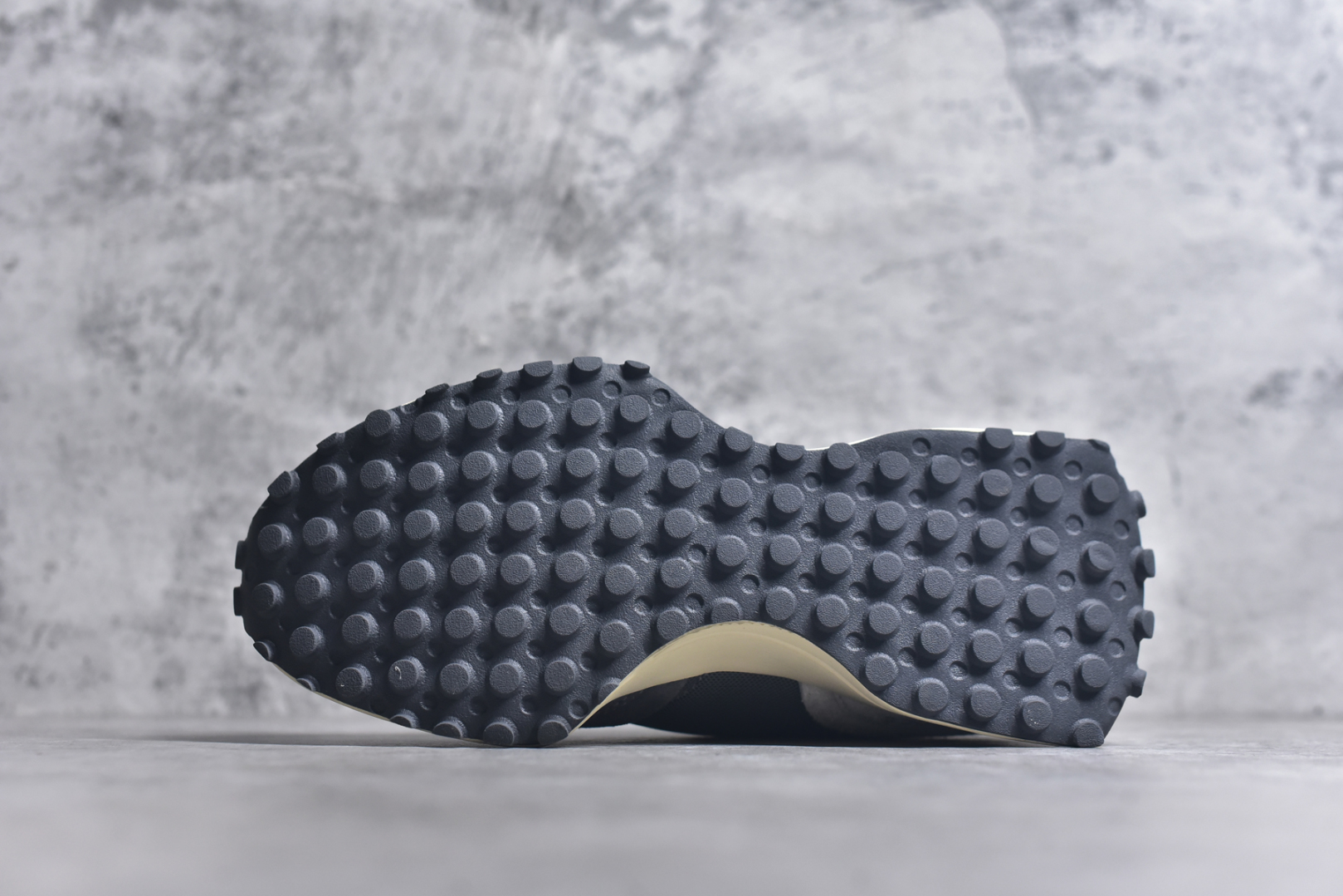 图片[6]-#New Balance MS327 公司级版本 复古休闲运动慢跑鞋 完美清洁度 全新 New Balance 327 系列，以更纯粹的复古风格设计打造的全新造型。侧身还以解构设计，将 N 字标志以做旧压花样式呈现，样式别具新意。而麂皮、冲孔皮革的塑造，则呈现出高级怀旧气质，也让鞋款在奢华时装风格与运动氛围之间达到了平衡 货号： U327WRF2332 尺码：36 37 37.5 38 39 39.5 40 40.5 41.5 42 42.5 43.5 44 45-选品中心