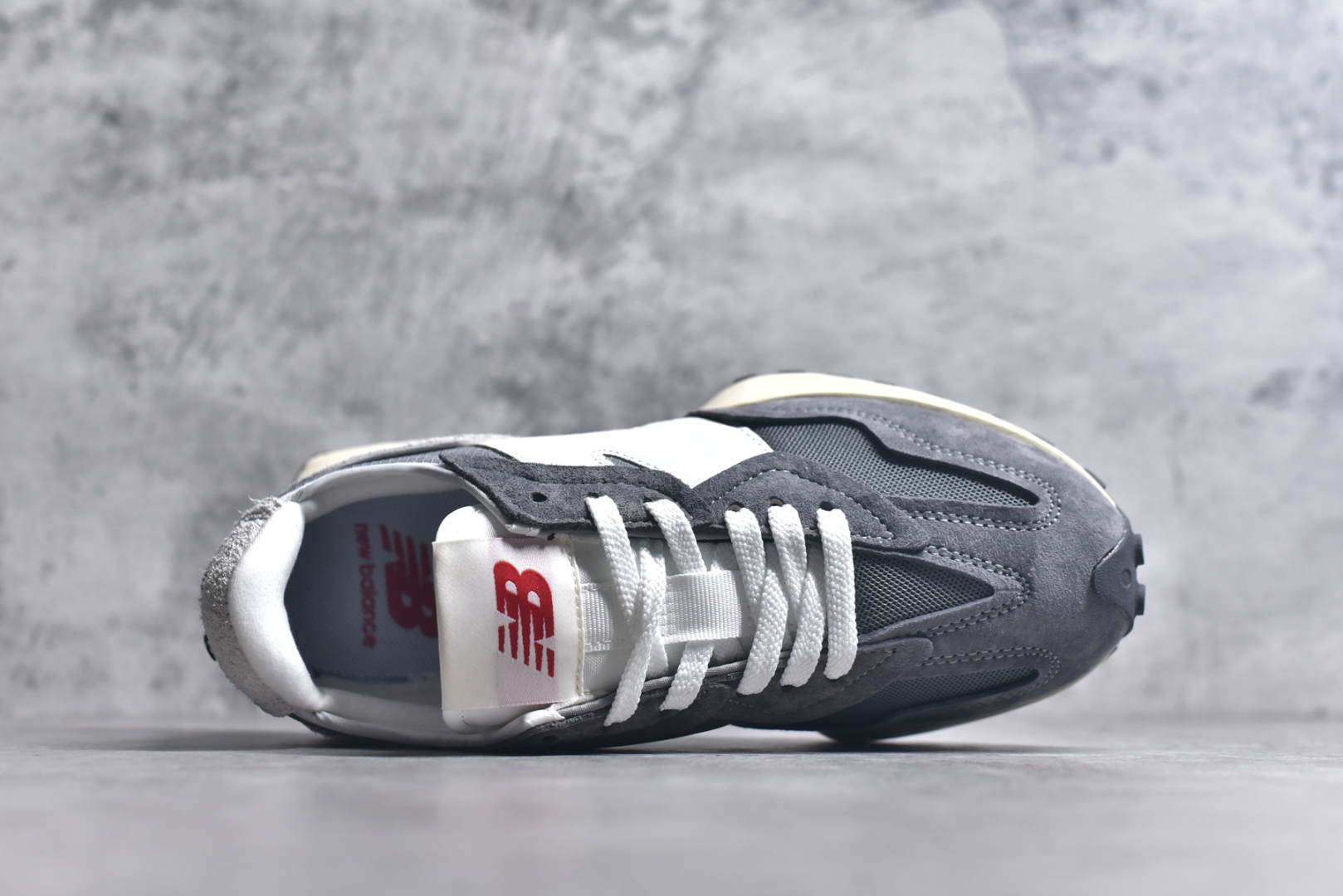 图片[4]-#New Balance MS327 公司级版本 复古休闲运动慢跑鞋 完美清洁度 全新 New Balance 327 系列，以更纯粹的复古风格设计打造的全新造型。侧身还以解构设计，将 N 字标志以做旧压花样式呈现，样式别具新意。而麂皮、冲孔皮革的塑造，则呈现出高级怀旧气质，也让鞋款在奢华时装风格与运动氛围之间达到了平衡 货号： U327WRF2332 尺码：36 37 37.5 38 39 39.5 40 40.5 41.5 42 42.5 43.5 44 45-选品中心