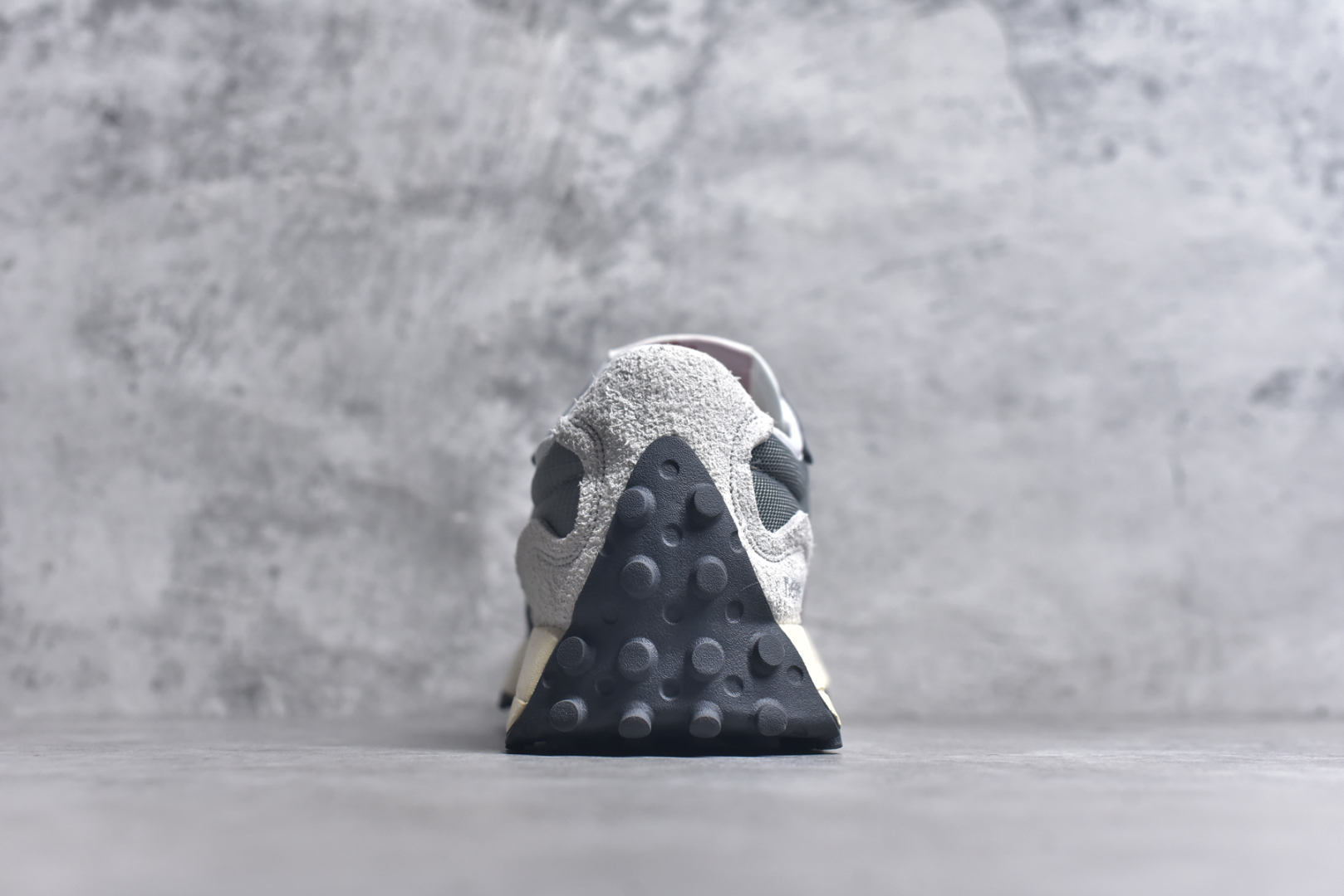 图片[5]-#New Balance MS327 公司级版本 复古休闲运动慢跑鞋 完美清洁度 全新 New Balance 327 系列，以更纯粹的复古风格设计打造的全新造型。侧身还以解构设计，将 N 字标志以做旧压花样式呈现，样式别具新意。而麂皮、冲孔皮革的塑造，则呈现出高级怀旧气质，也让鞋款在奢华时装风格与运动氛围之间达到了平衡 货号： U327WRF2332 尺码：36 37 37.5 38 39 39.5 40 40.5 41.5 42 42.5 43.5 44 45-选品中心