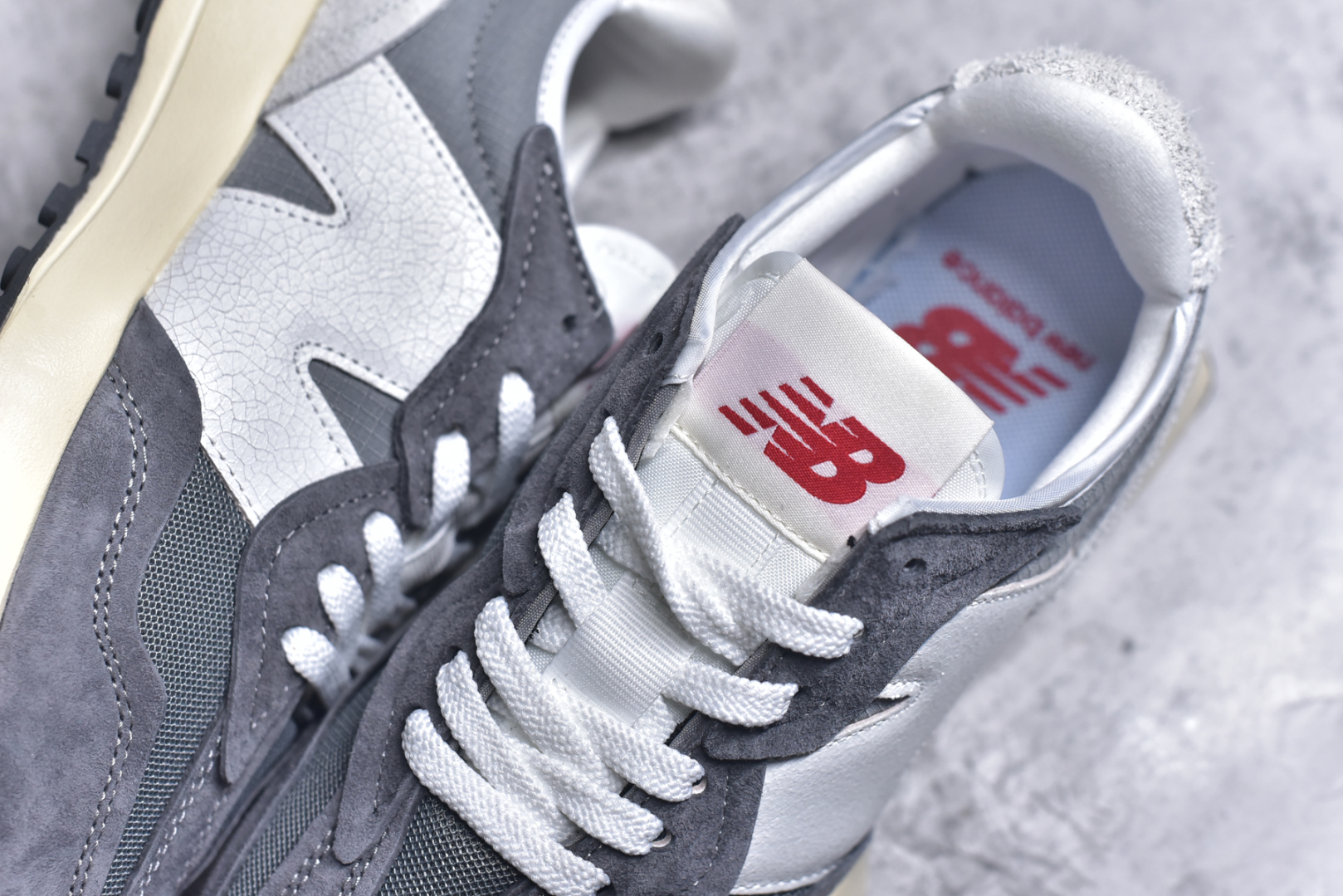 图片[9]-#New Balance MS327 公司级版本 复古休闲运动慢跑鞋 完美清洁度 全新 New Balance 327 系列，以更纯粹的复古风格设计打造的全新造型。侧身还以解构设计，将 N 字标志以做旧压花样式呈现，样式别具新意。而麂皮、冲孔皮革的塑造，则呈现出高级怀旧气质，也让鞋款在奢华时装风格与运动氛围之间达到了平衡 货号： U327WRF2332 尺码：36 37 37.5 38 39 39.5 40 40.5 41.5 42 42.5 43.5 44 45-选品中心