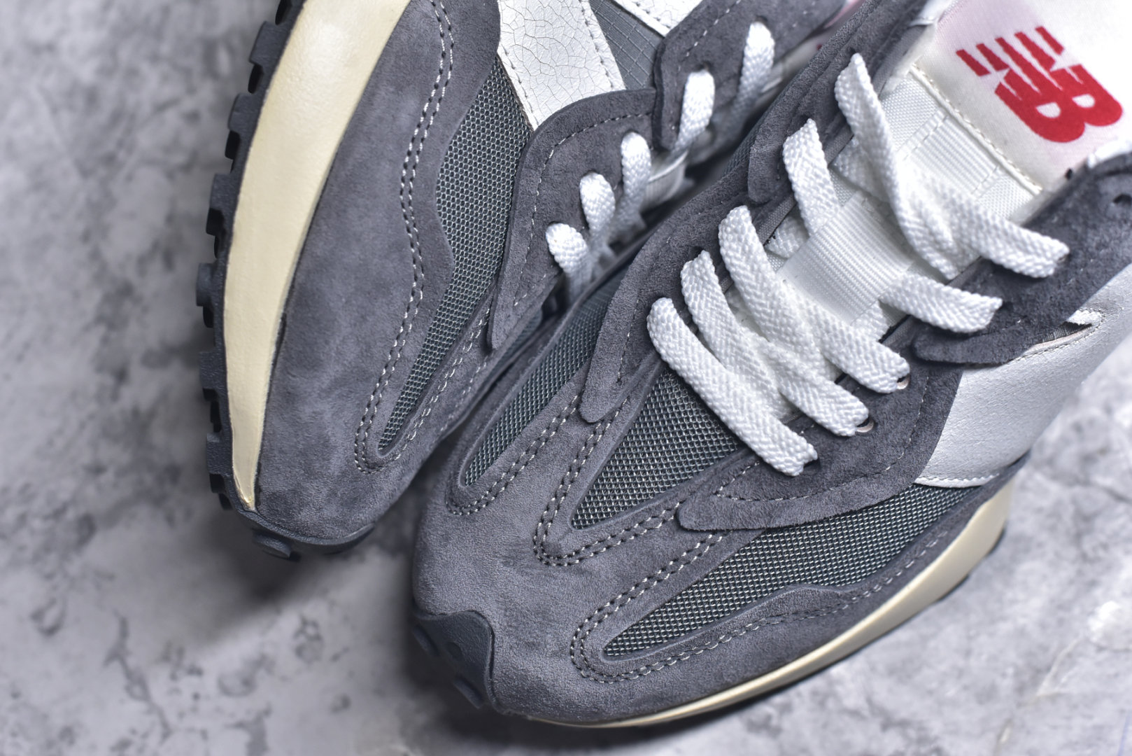 图片[8]-#New Balance MS327 公司级版本 复古休闲运动慢跑鞋 完美清洁度 全新 New Balance 327 系列，以更纯粹的复古风格设计打造的全新造型。侧身还以解构设计，将 N 字标志以做旧压花样式呈现，样式别具新意。而麂皮、冲孔皮革的塑造，则呈现出高级怀旧气质，也让鞋款在奢华时装风格与运动氛围之间达到了平衡 货号： U327WRF2332 尺码：36 37 37.5 38 39 39.5 40 40.5 41.5 42 42.5 43.5 44 45-选品中心